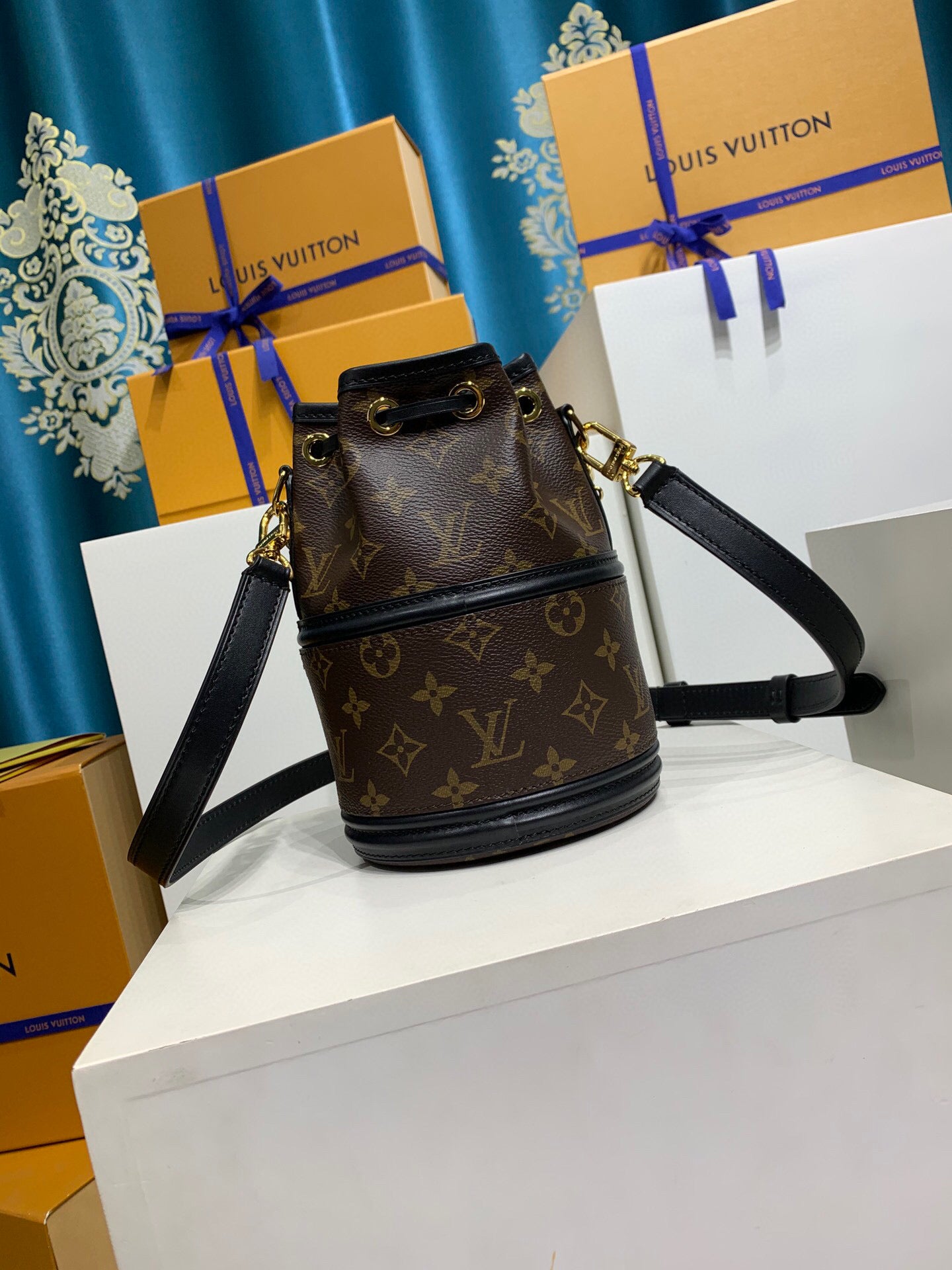Louis Vuitton Canoé bag