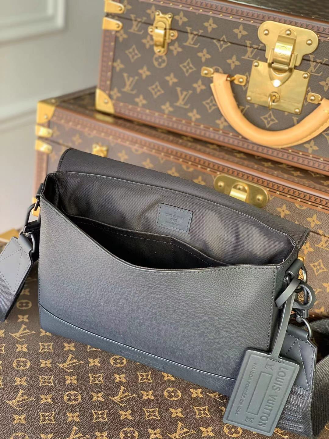 Louis Vuitton Takeoff Messenger Aeogram
