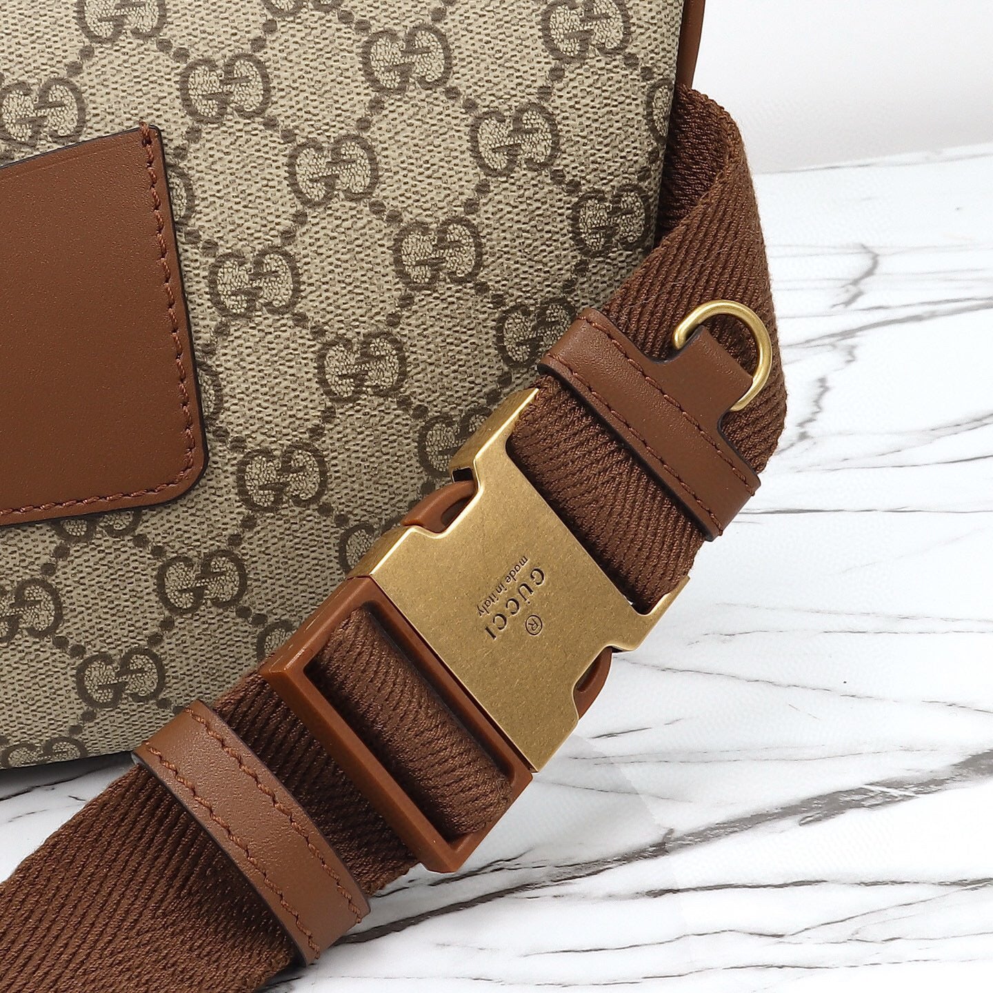 Gucci GG EMBLEM MEDIUM BELT BAG