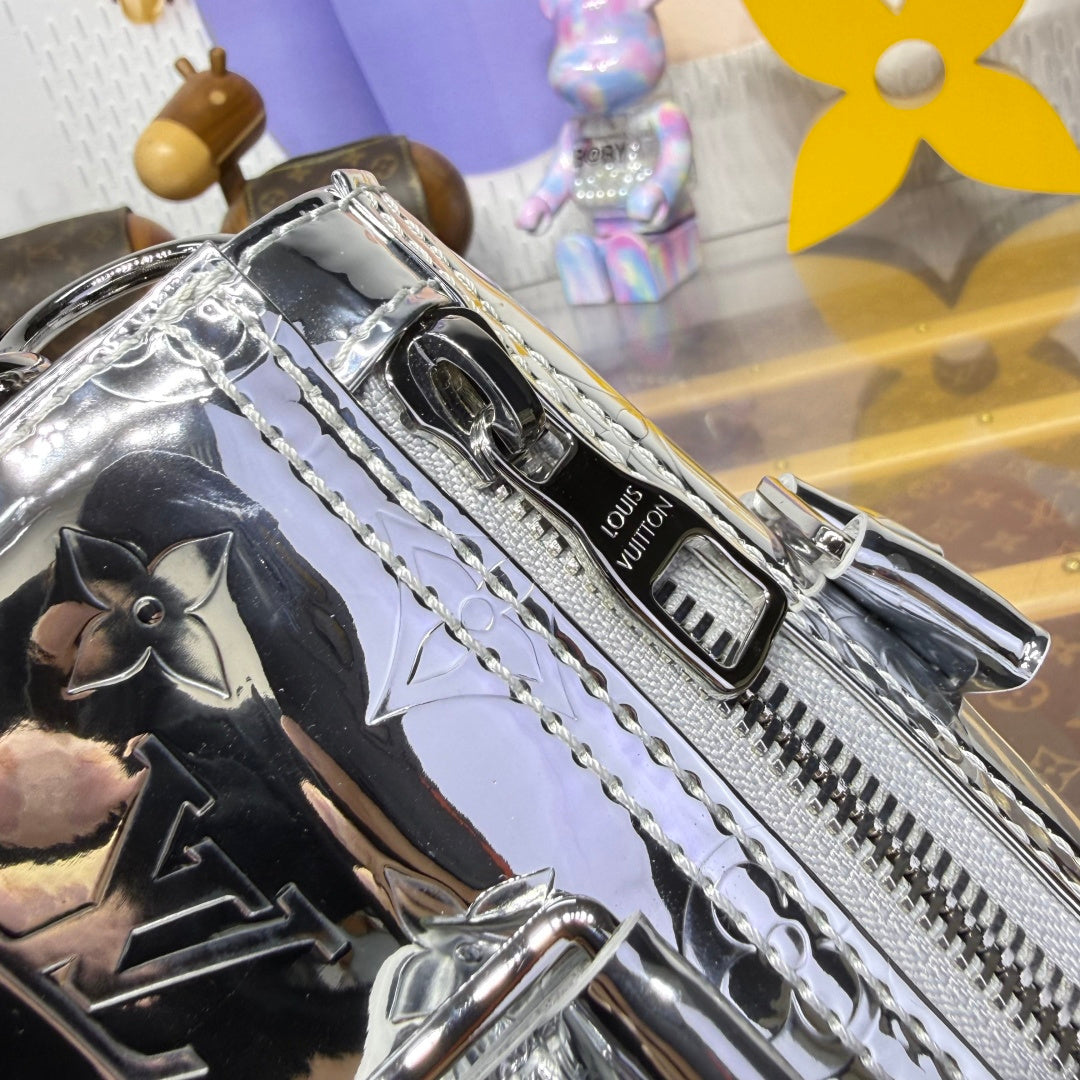 Louis Vuitton Keepall Bandoulière 25 Monogram Mirror