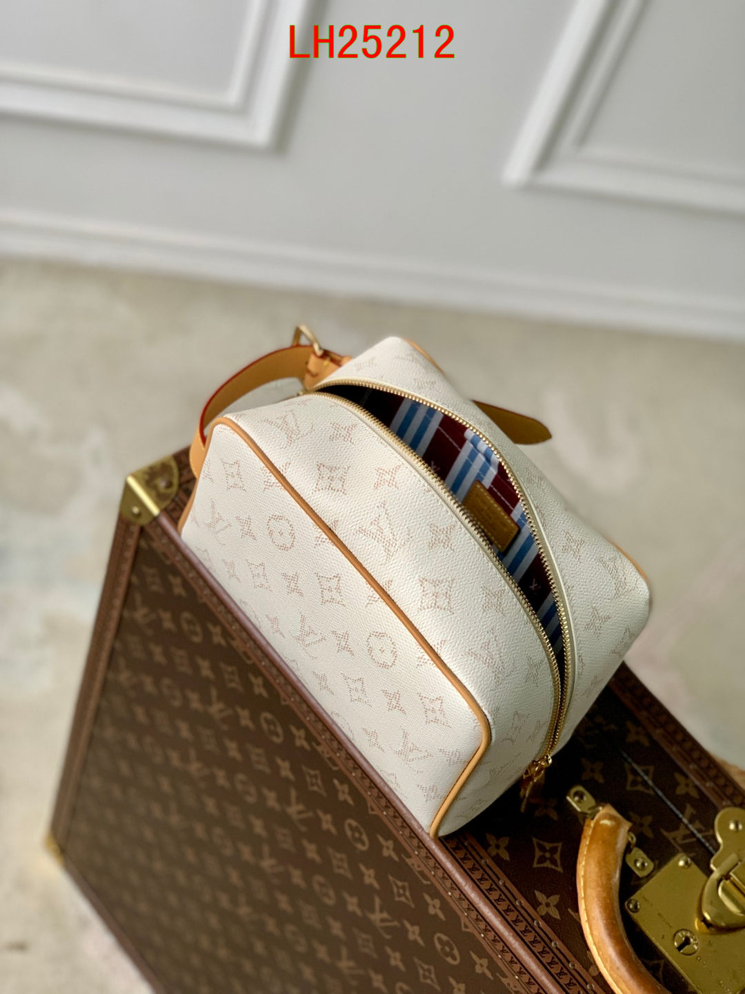 Louis Vuitton Locker Dopp Kit