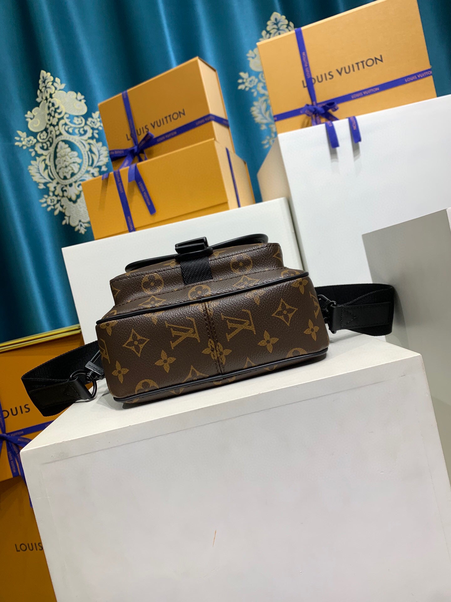 Louis Vuitton Quest Messenger monogram