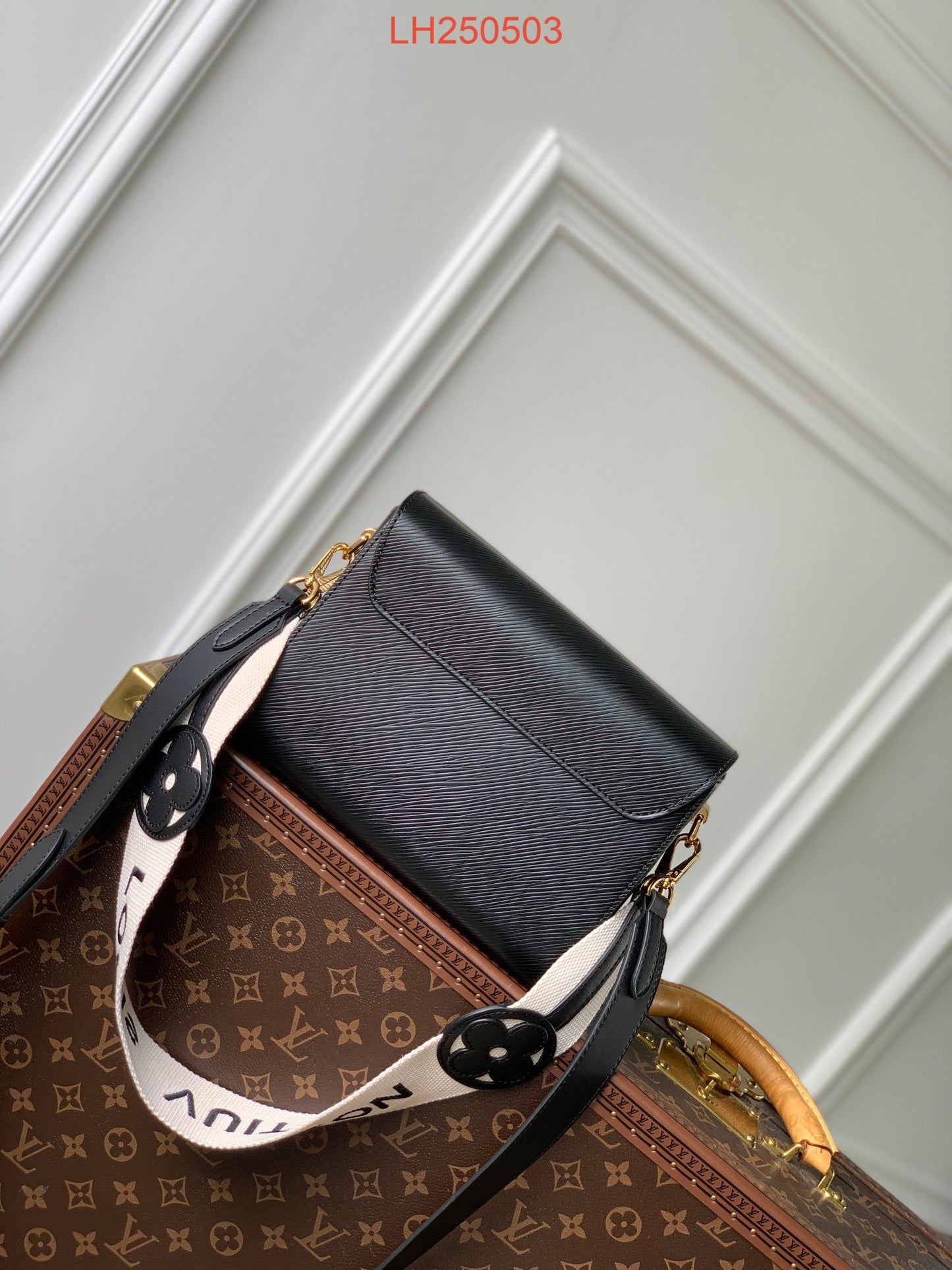 Louis Vuitton Twist MM Epi leather