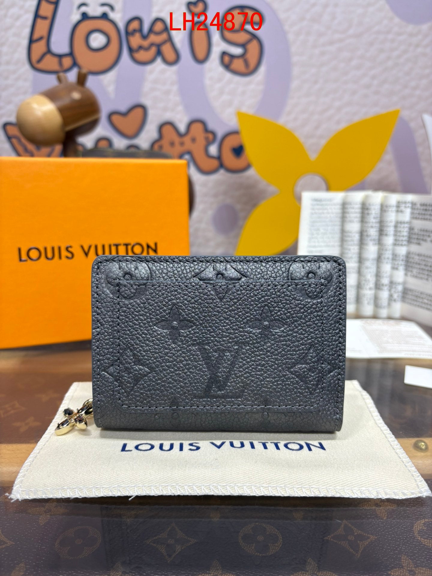 Louis Vuitton Clea Wallet Ski collection