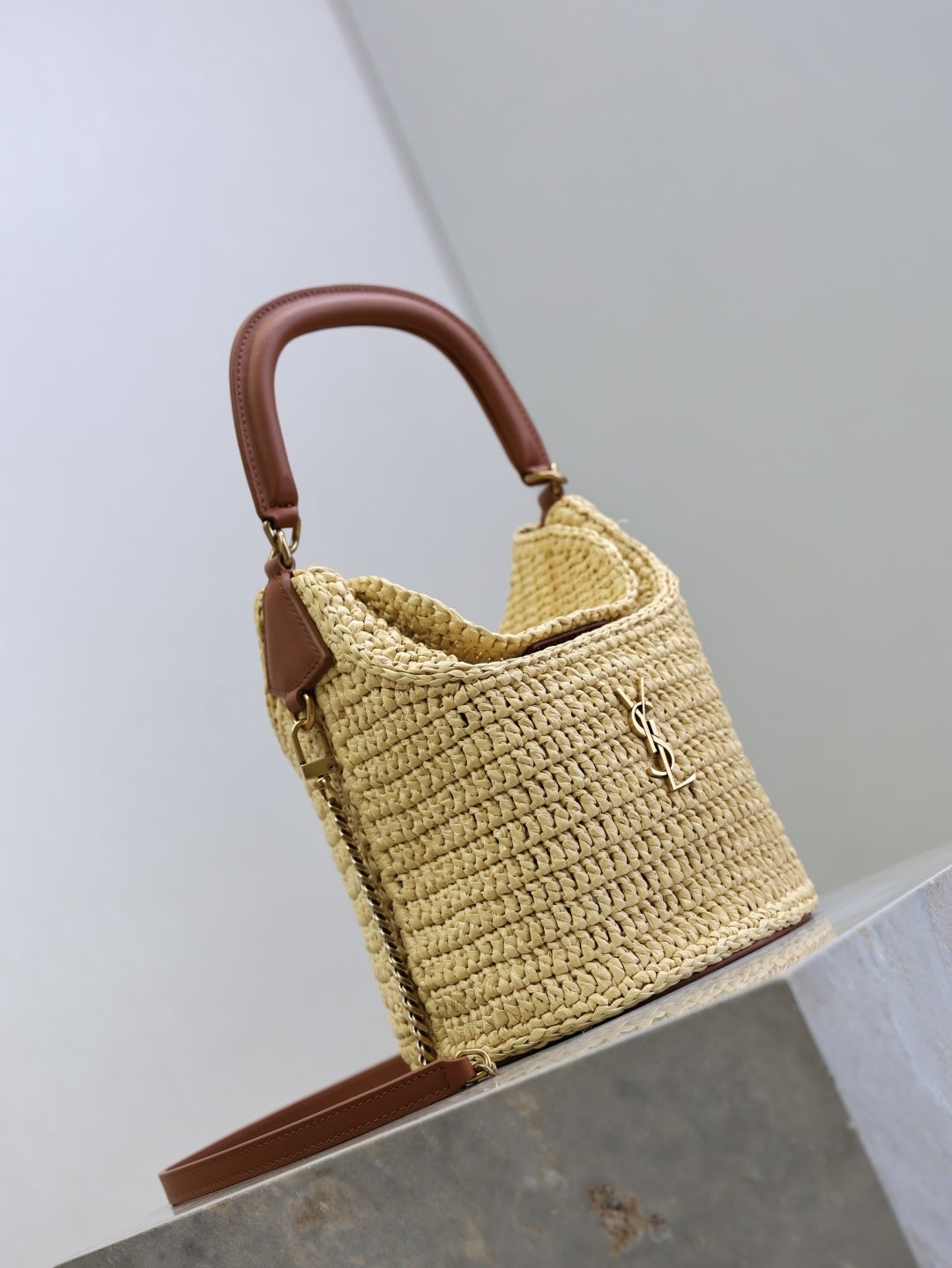 YSL GABY BUCKET EN CUIR RAPHIA