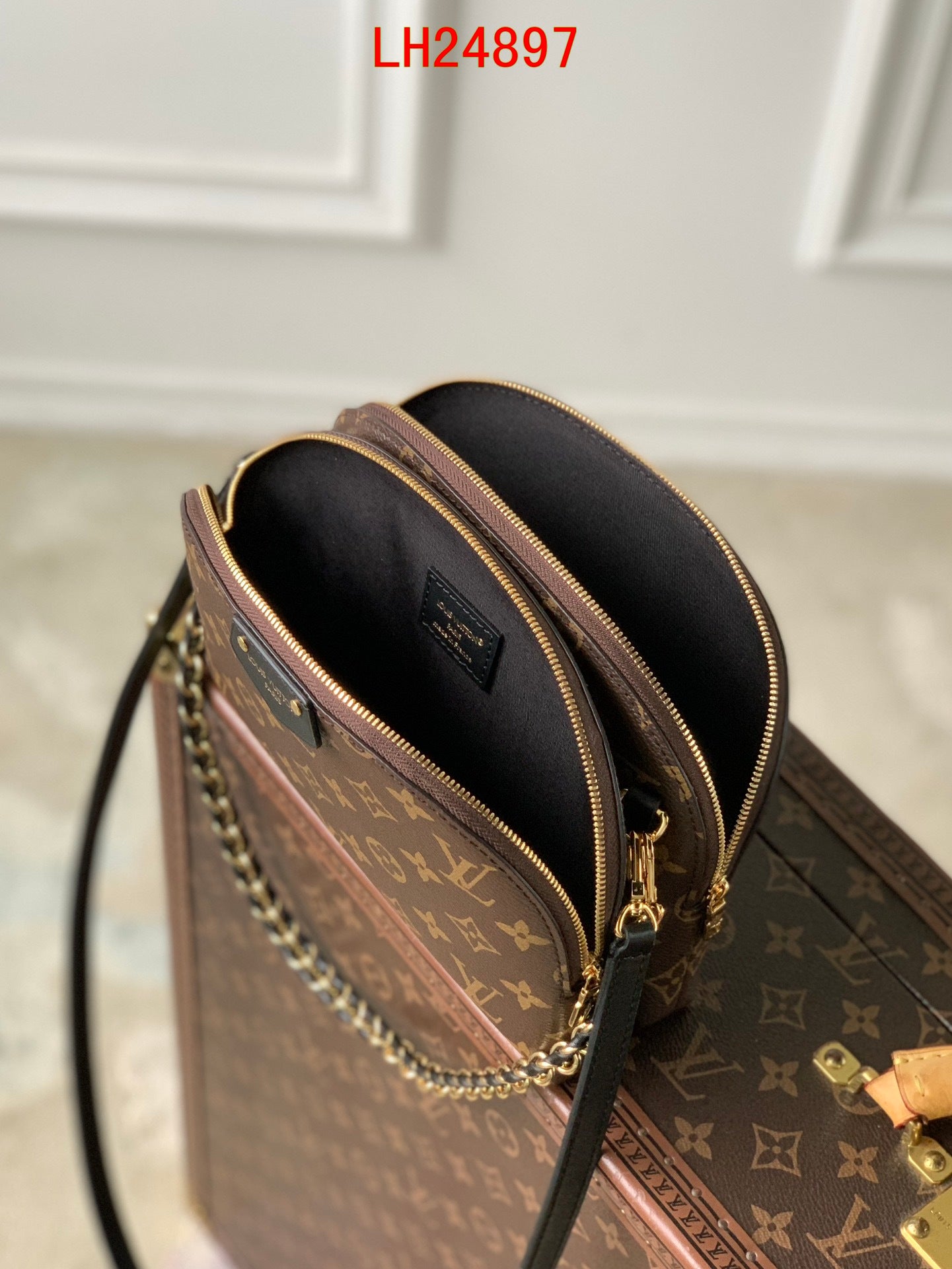 Louis Vuitton Be Alma bag