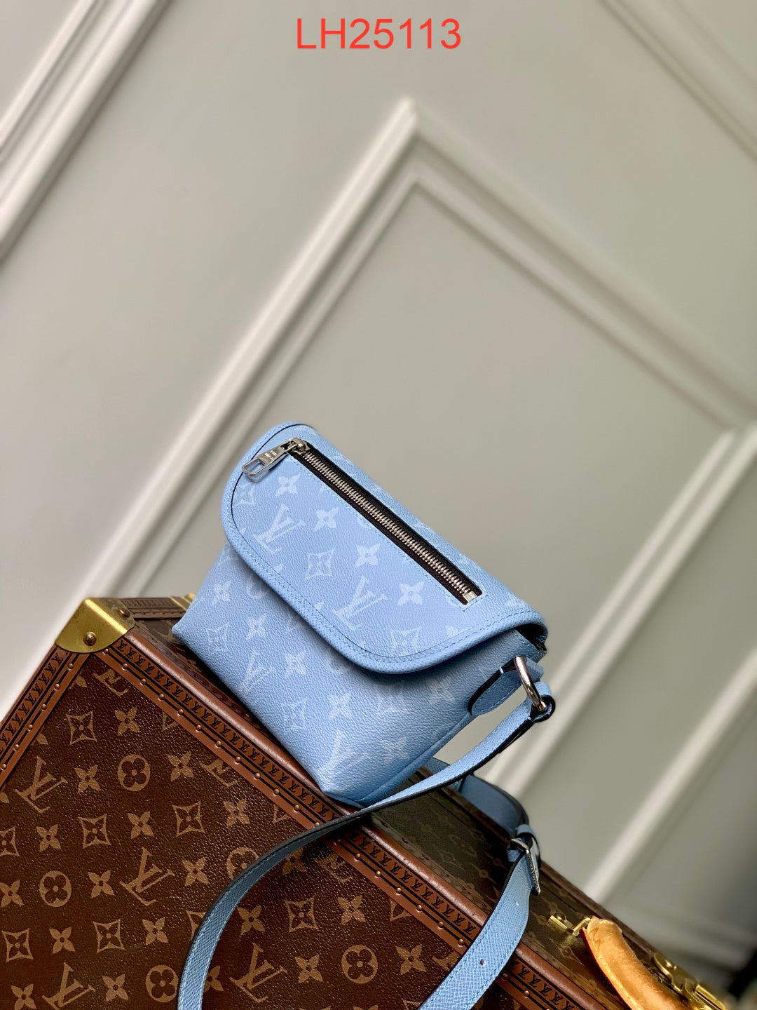 Louis Vuitton Pulse Wearable Wallet Taiga leather