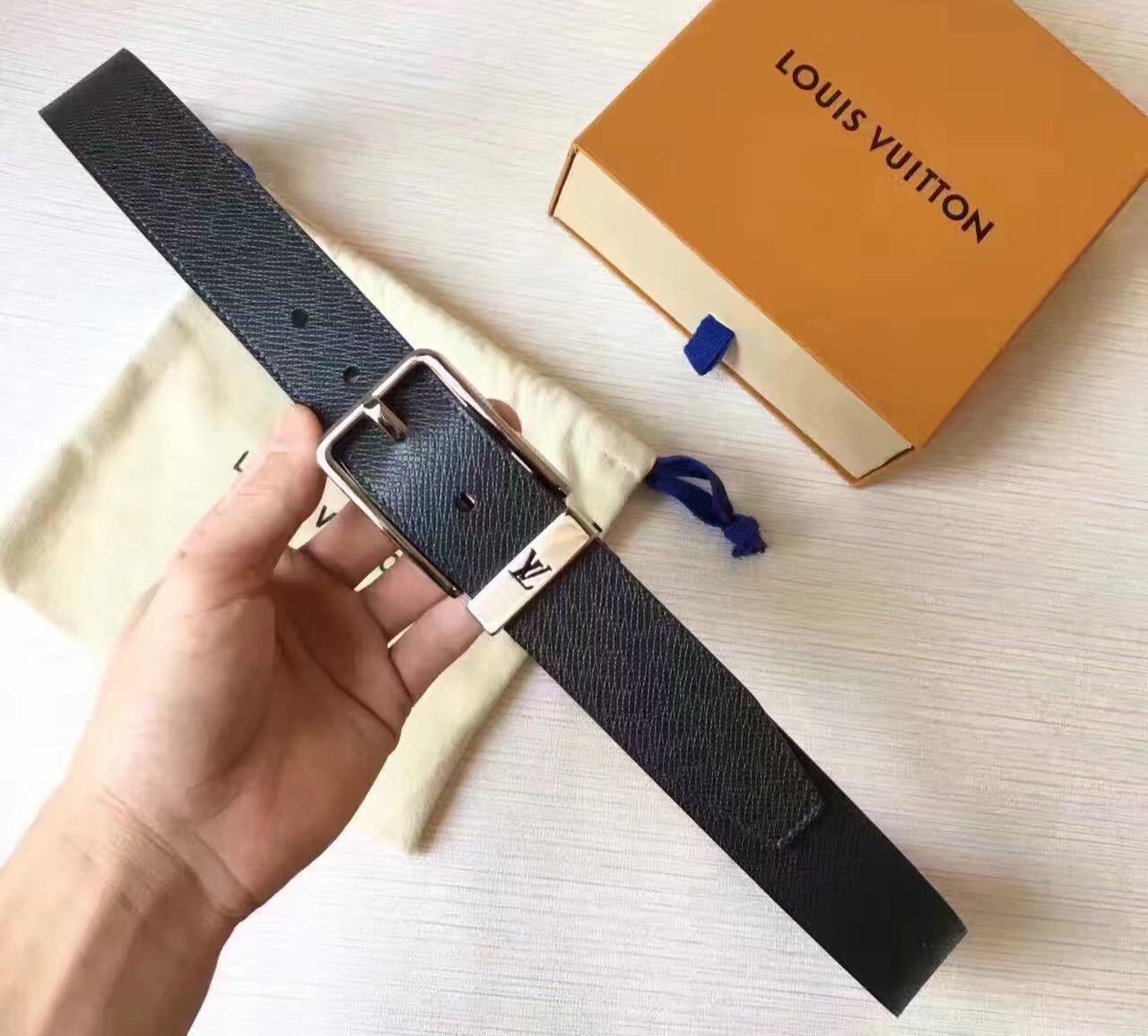 Louis Vuitton PONT NEUF Taiga Belt
