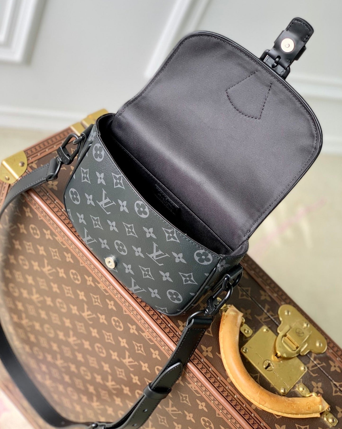 Louis Vuitton Montsouris Messenger PM Macassar
