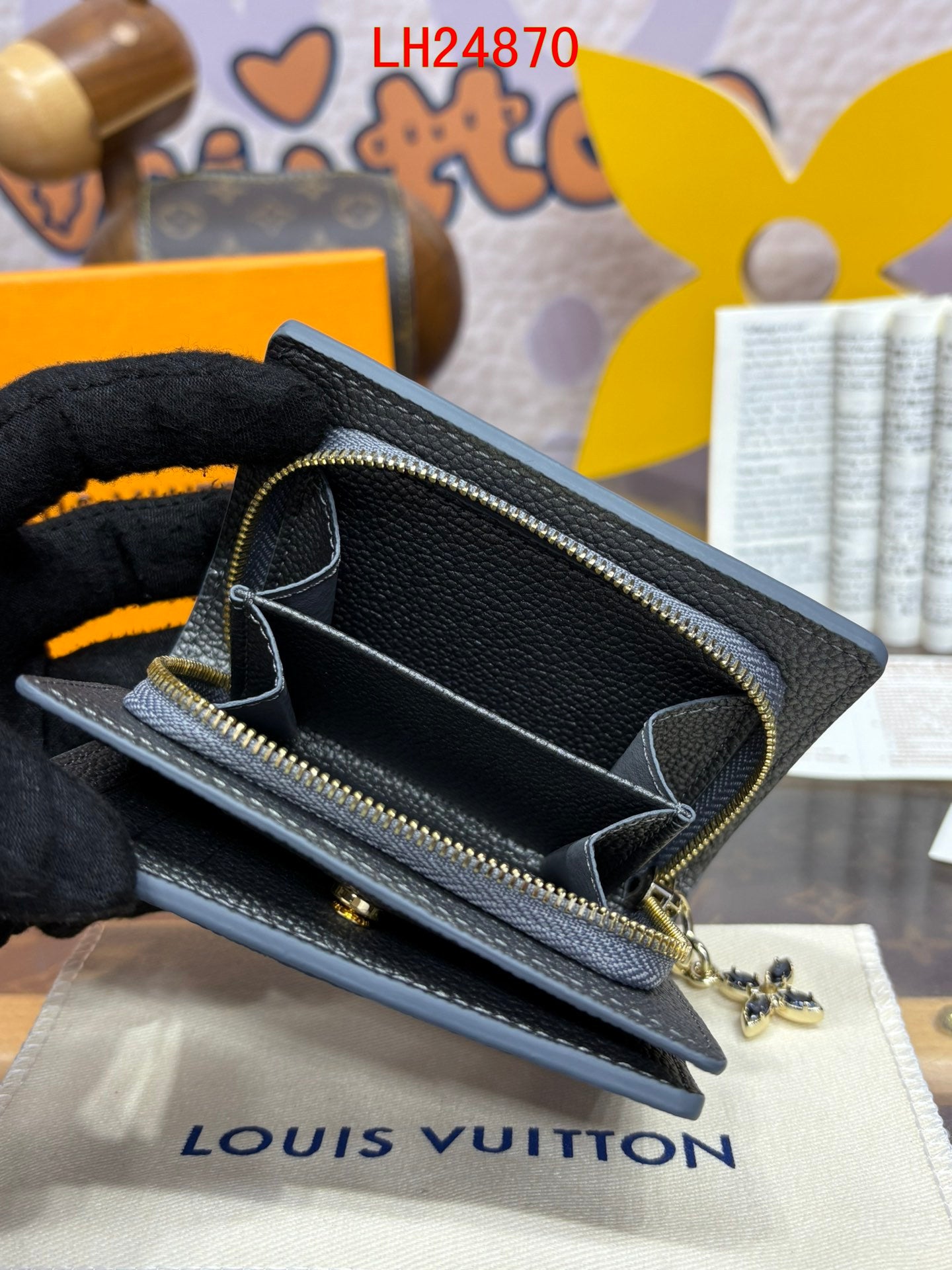 Louis Vuitton Clea Wallet Ski collection