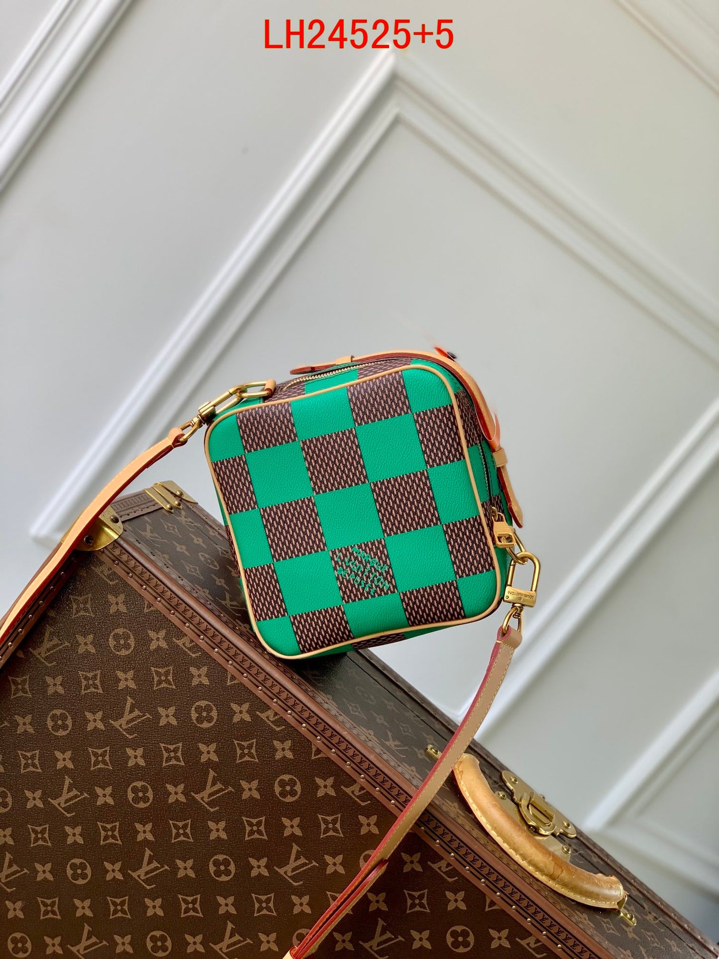 Louis Vuitton Chess Messenger