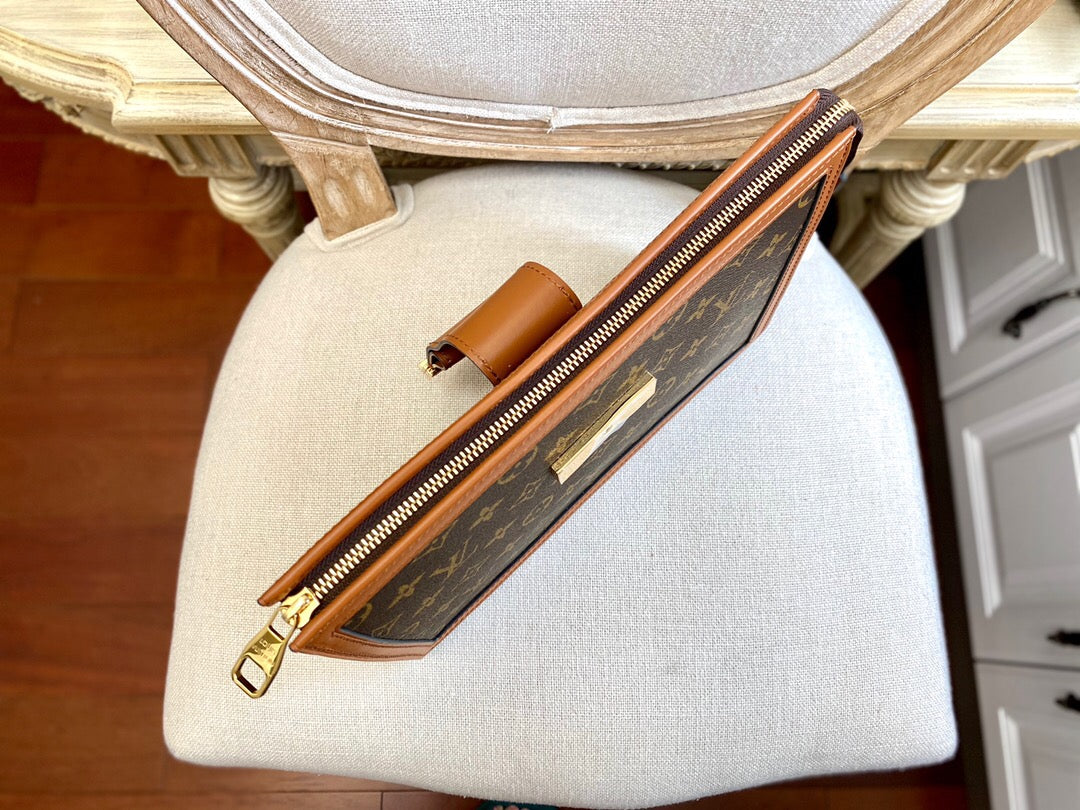 Louis Vuitton POCHETTE DAUPHINE