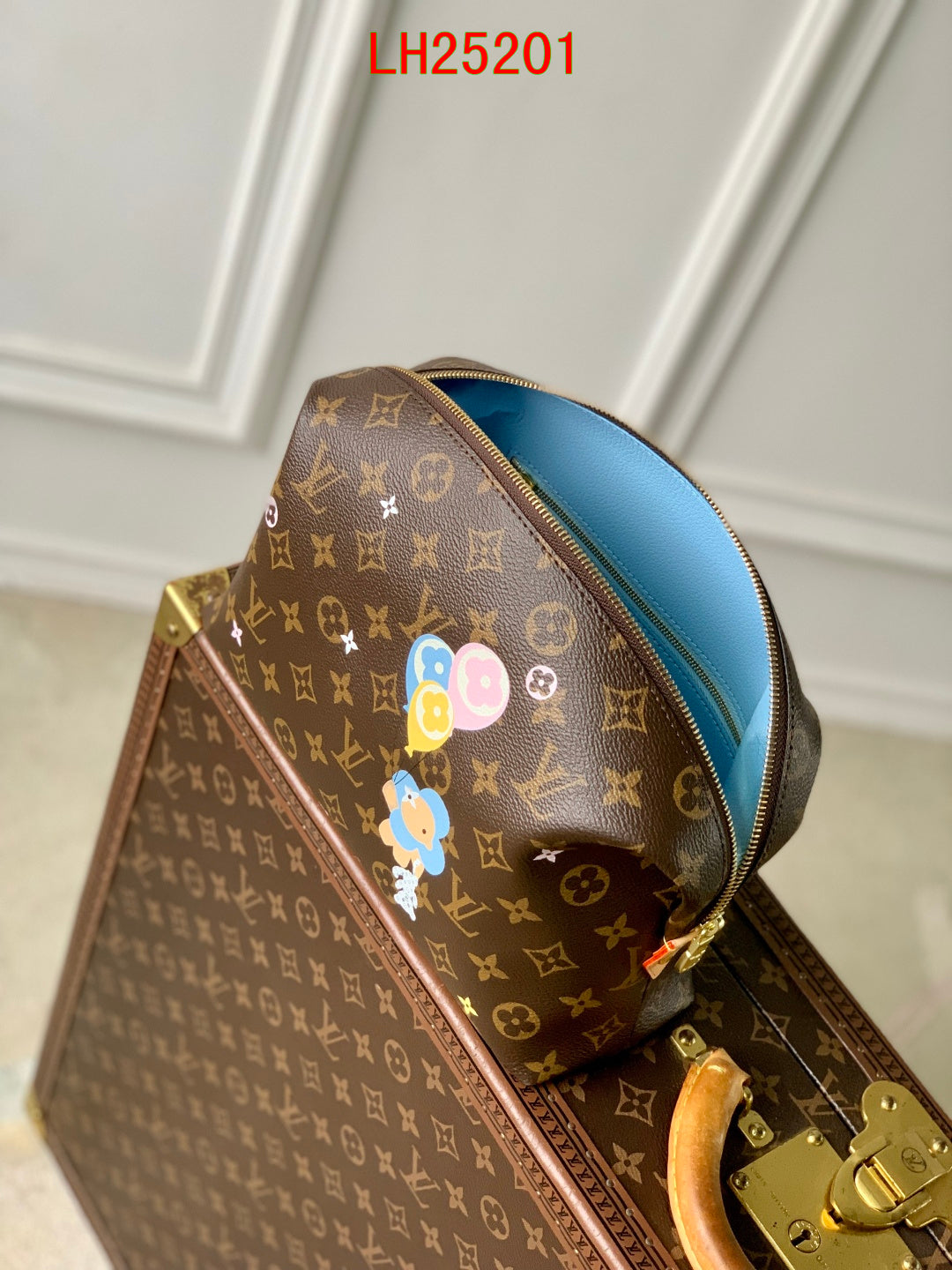 Louis Vuitton Cosmetic Pouch GM print of Vivienne