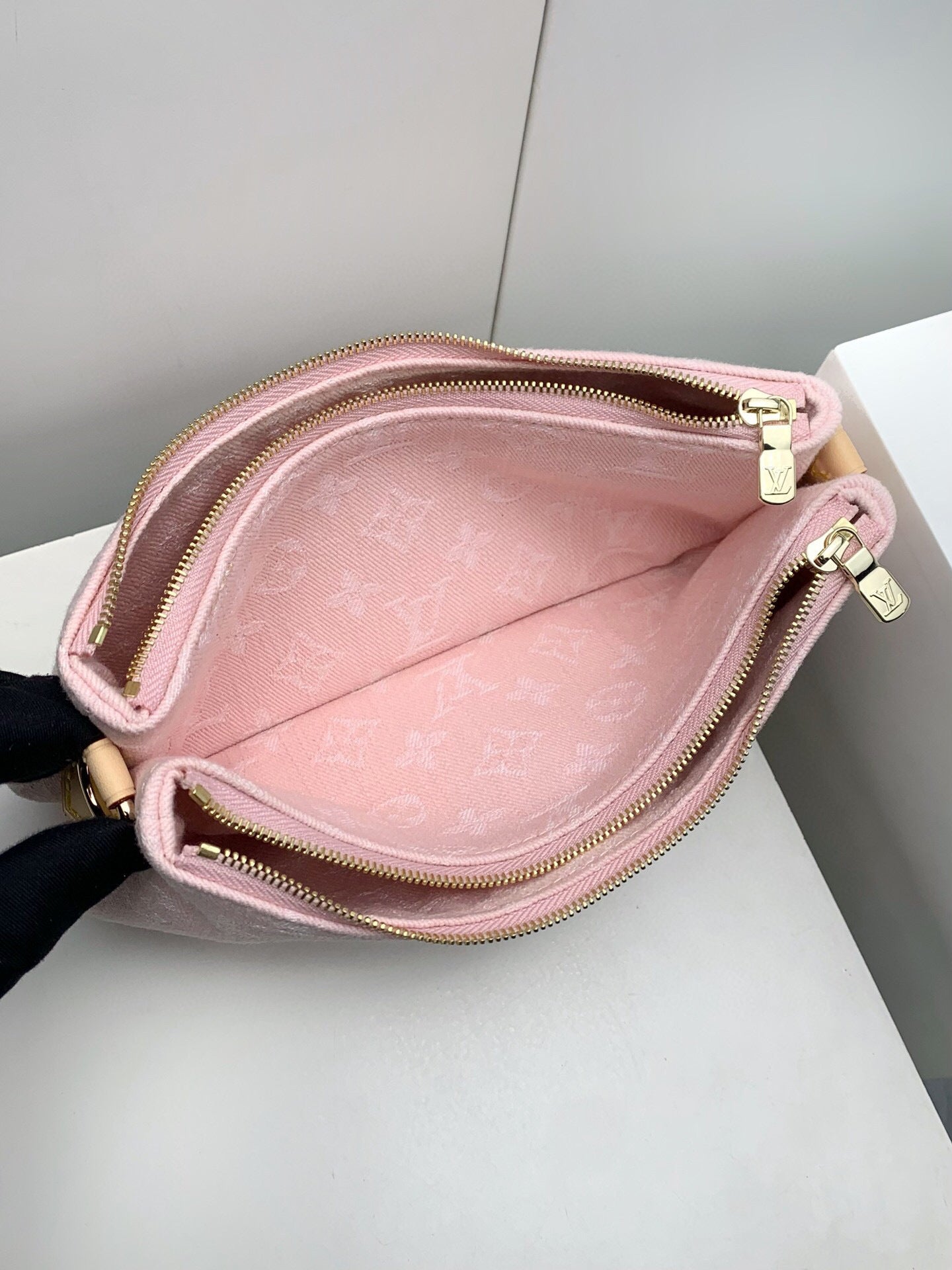 Louis Vuitton Liv Pochette denim pink