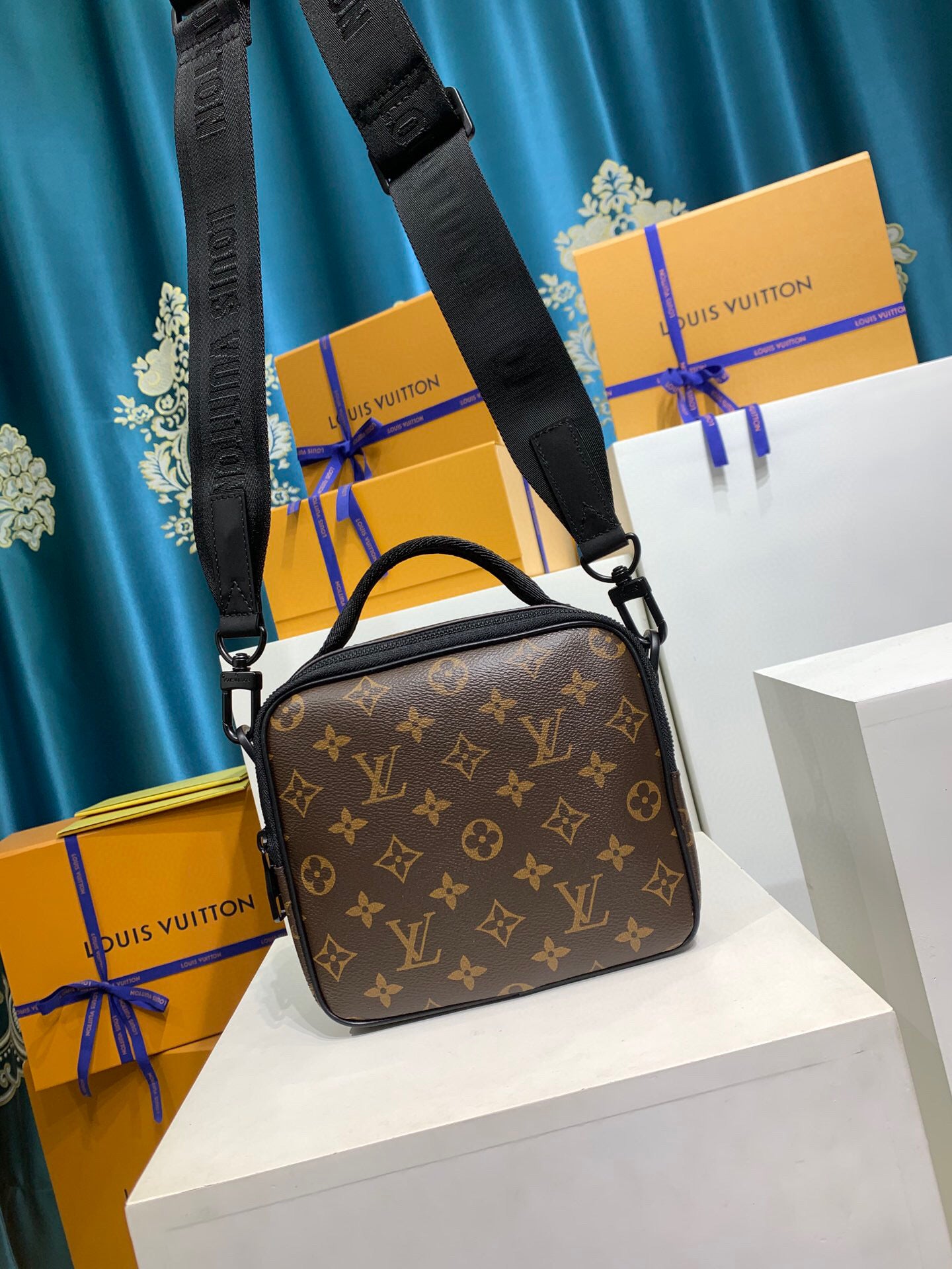 Louis Vuitton Quest Messenger monogram