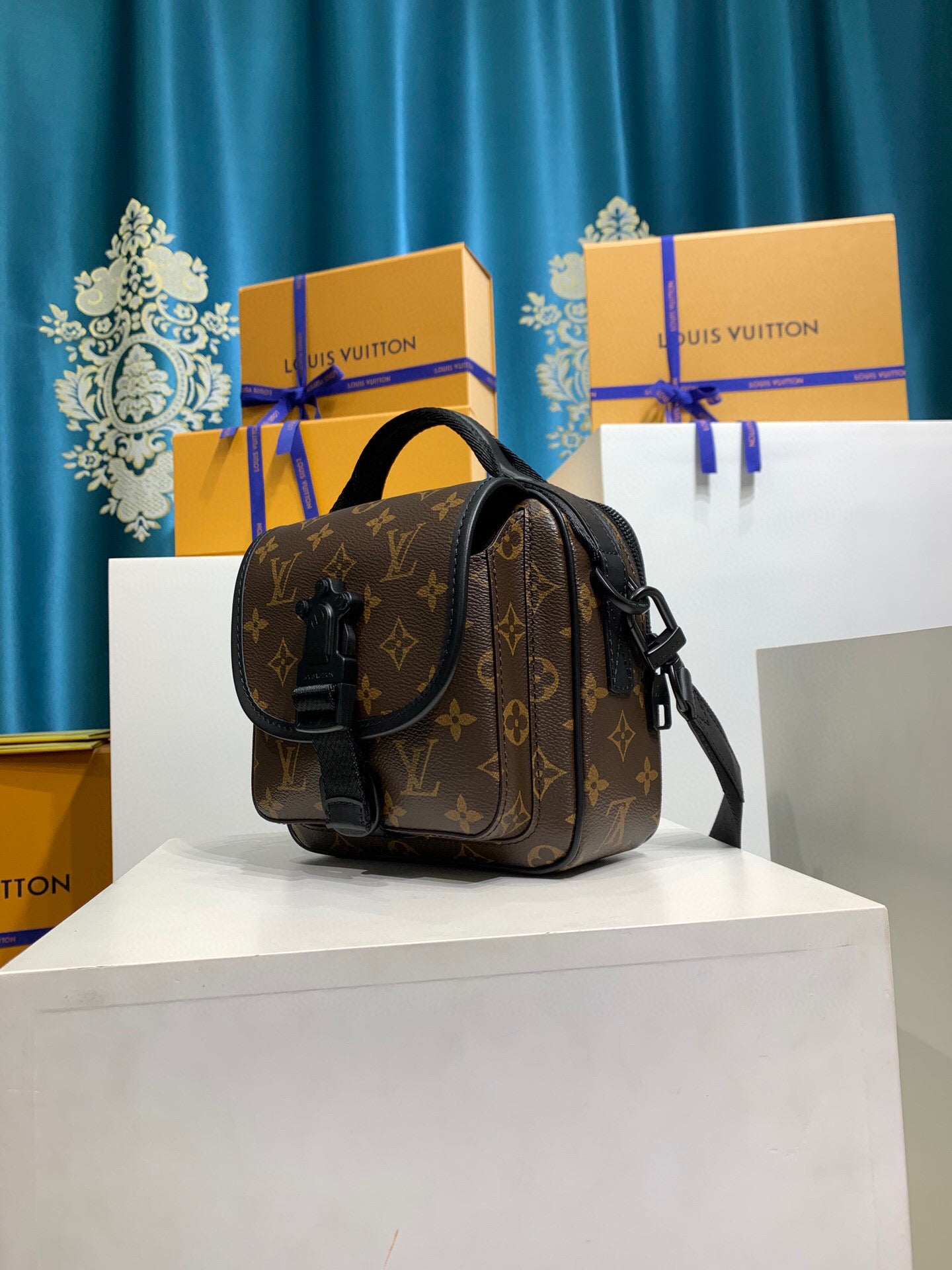 Louis Vuitton Quest Messenger monogram