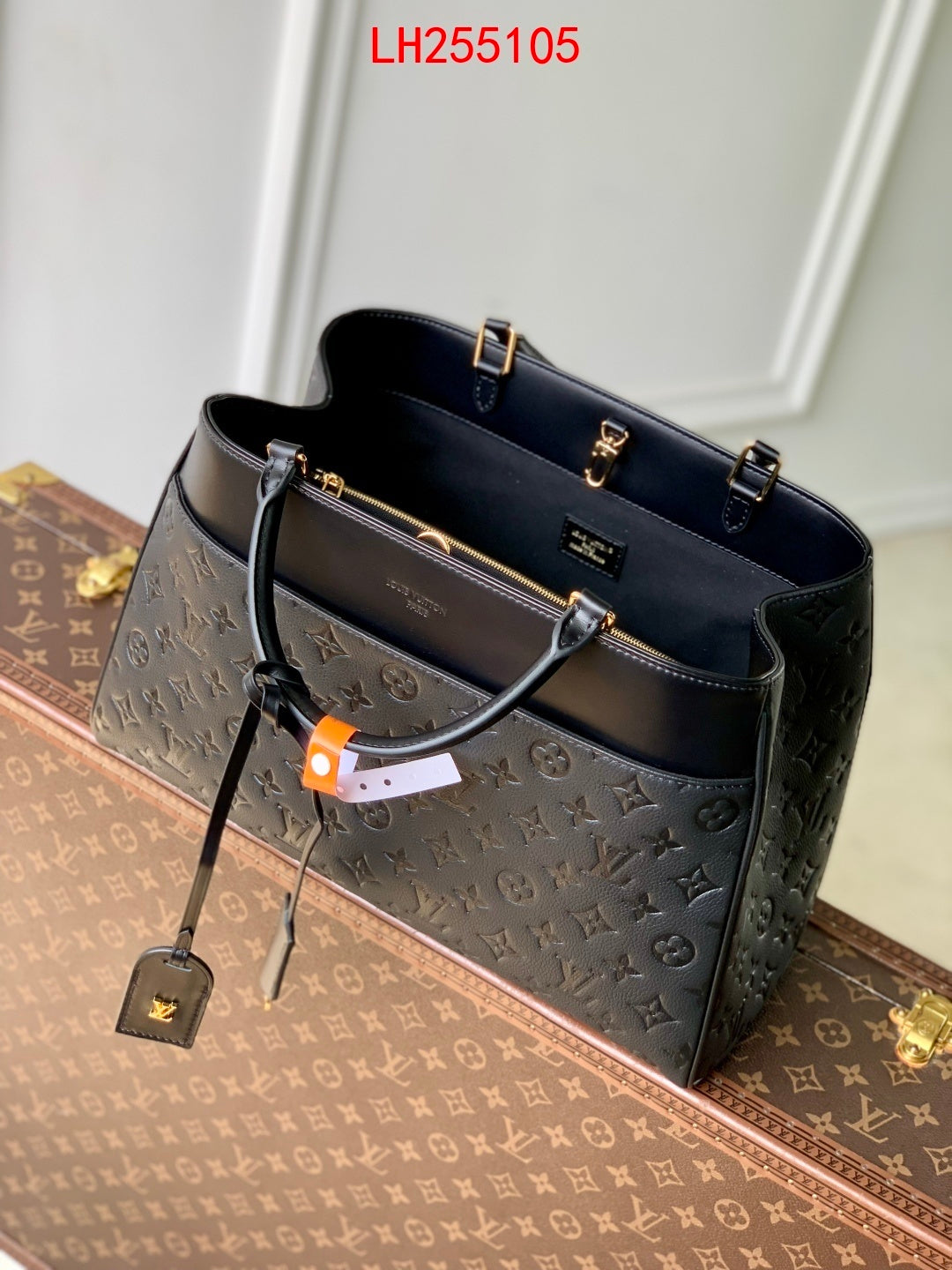 Louis Vuitton Avenue MM bag