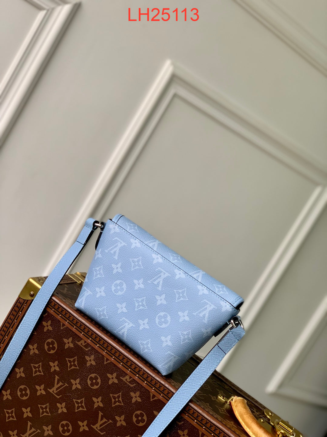 Louis Vuitton Pulse Wearable Wallet Taiga leather