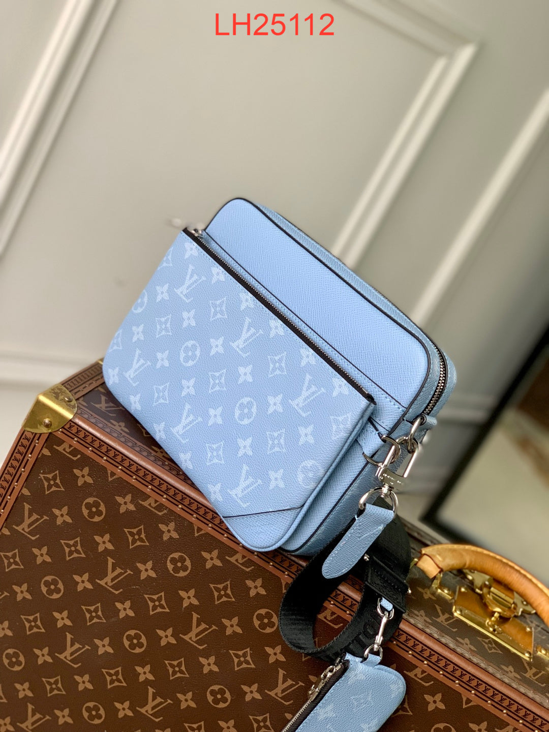 Louis Vuitton Trio Messenger Taiga leather