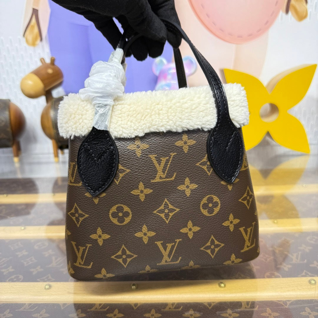 Louis Vuitton Neverfull Bandoulière Inside Out BB