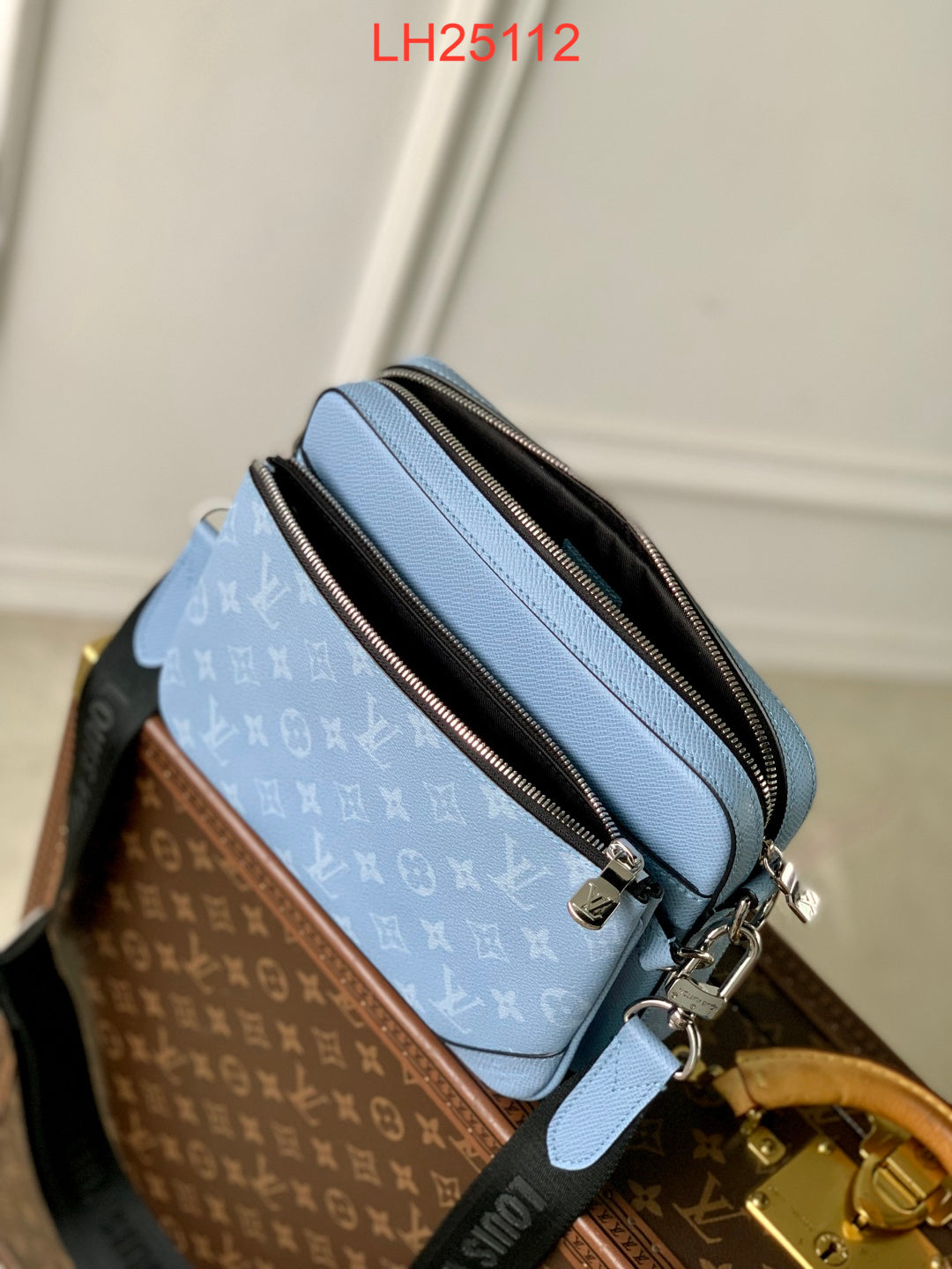 Louis Vuitton Trio Messenger Taiga leather