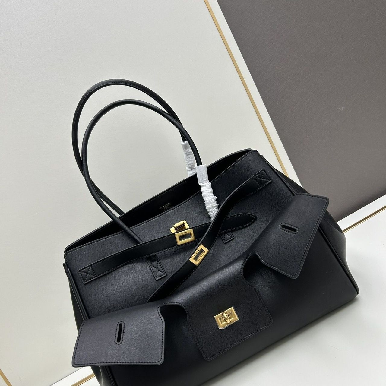 Balenciaga Bel Air medium leather tote
