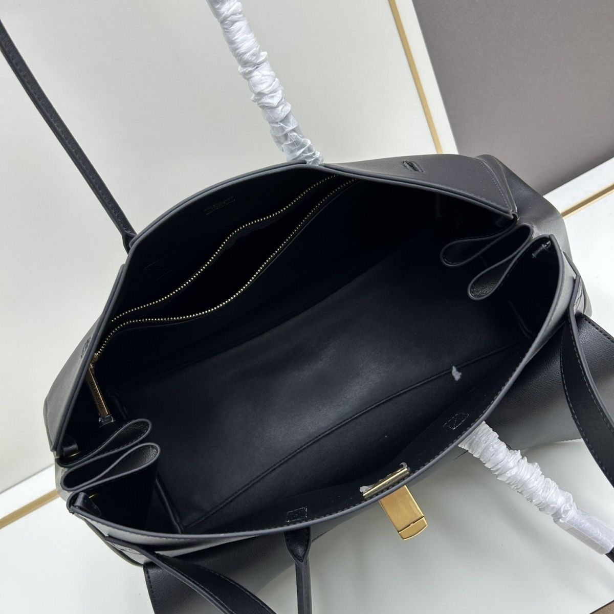 Balenciaga Bel Air medium leather tote