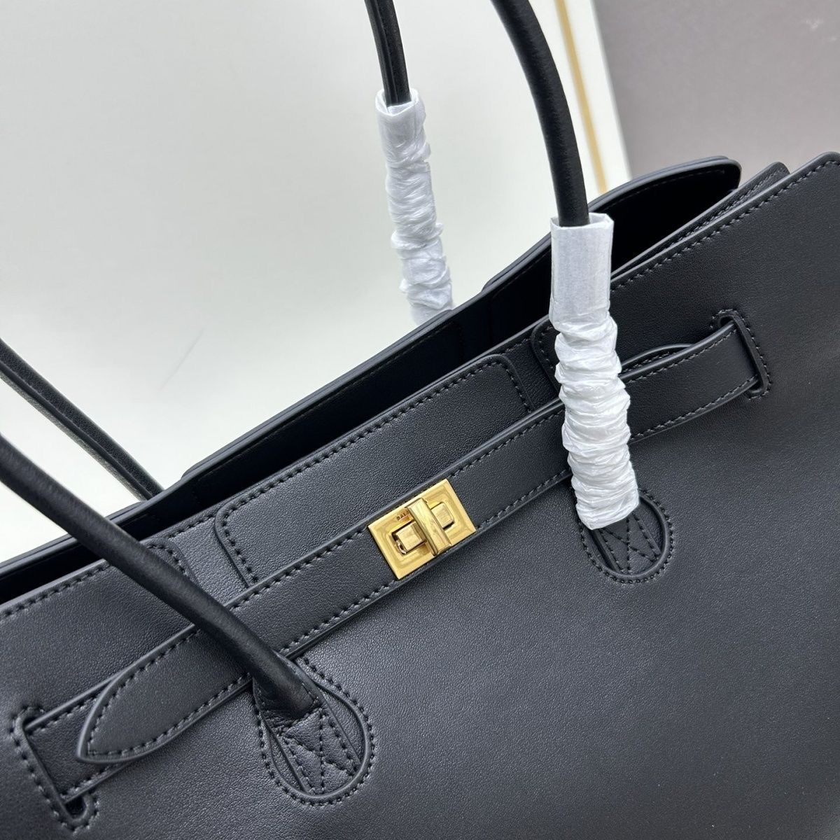 Balenciaga Bel Air medium leather tote