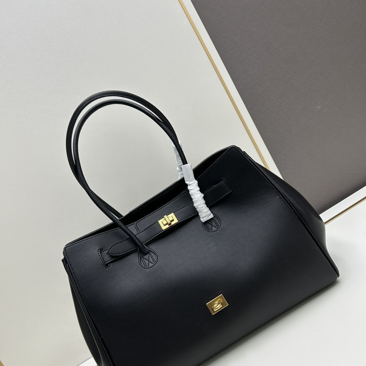 Balenciaga Bel Air medium leather tote