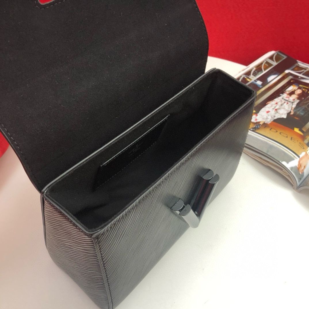 Louis Vuitton Twist MM all black edition