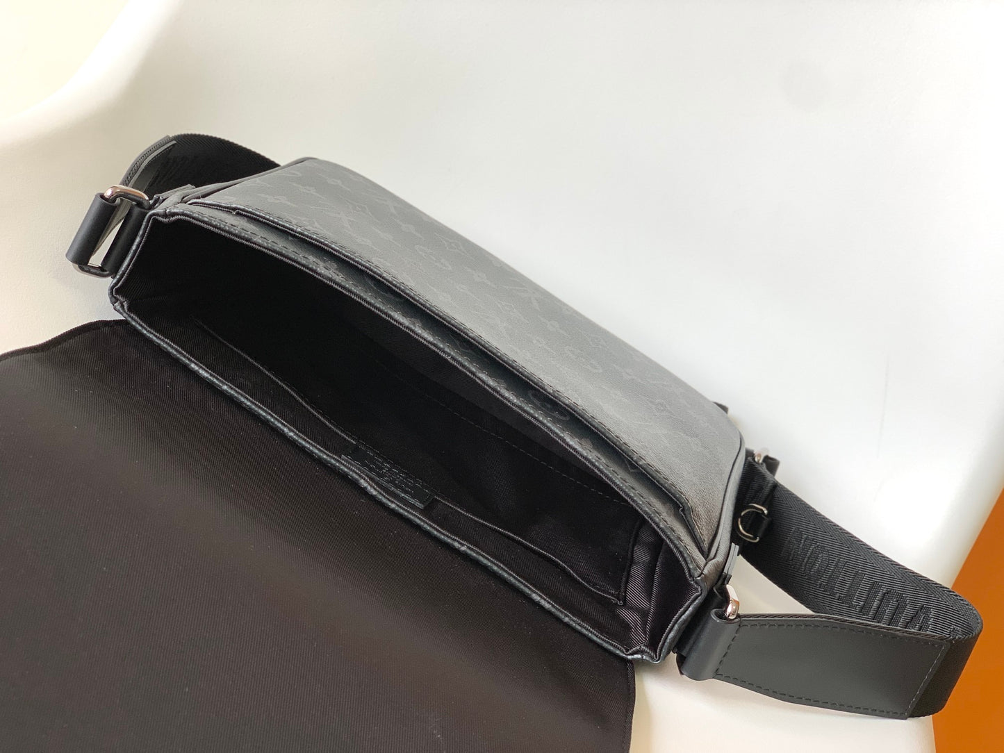 Louis Vuitton Sac District PM Monogram