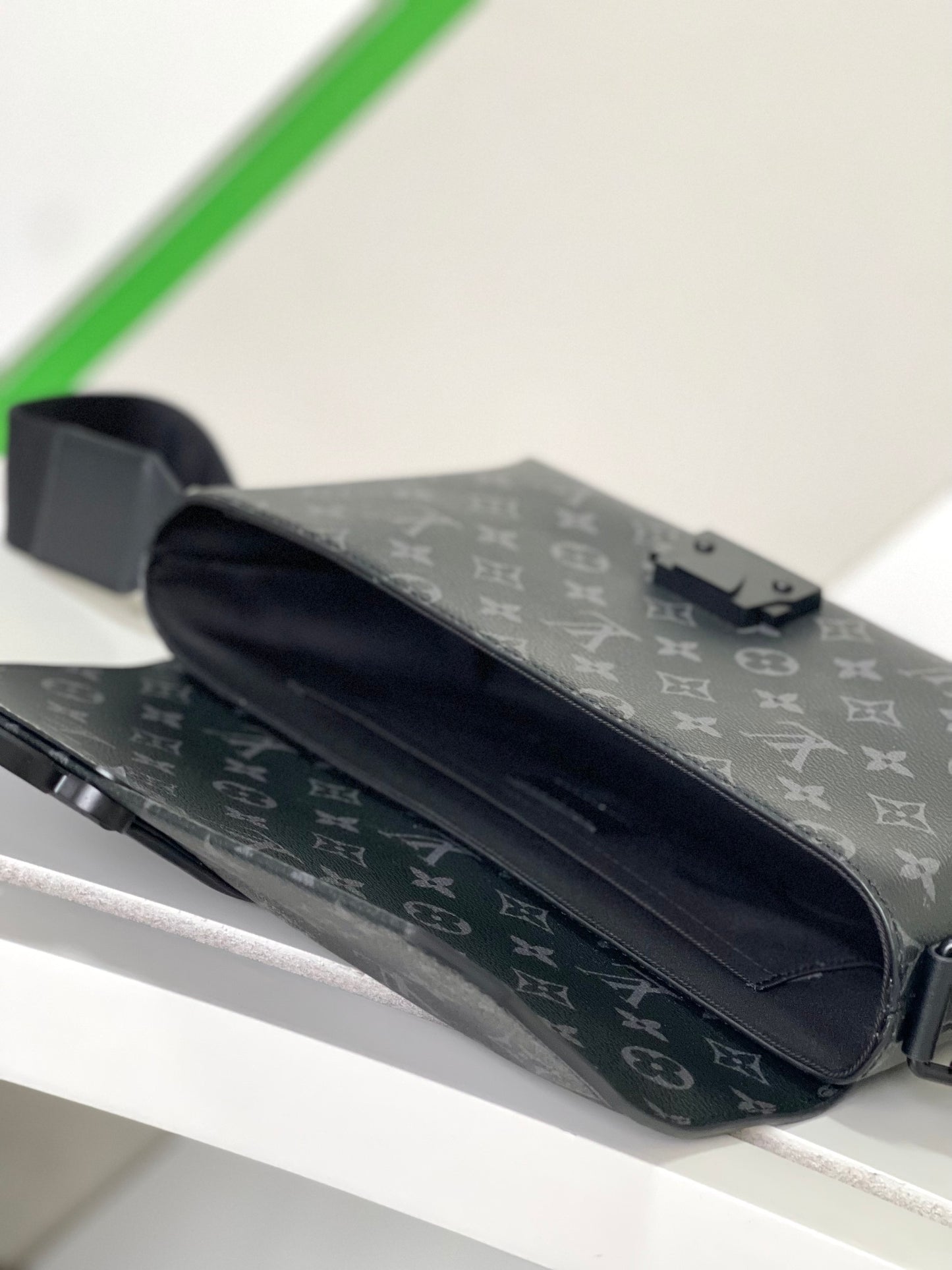 Louis Vuitton S-Cape Monogram, Empreinte