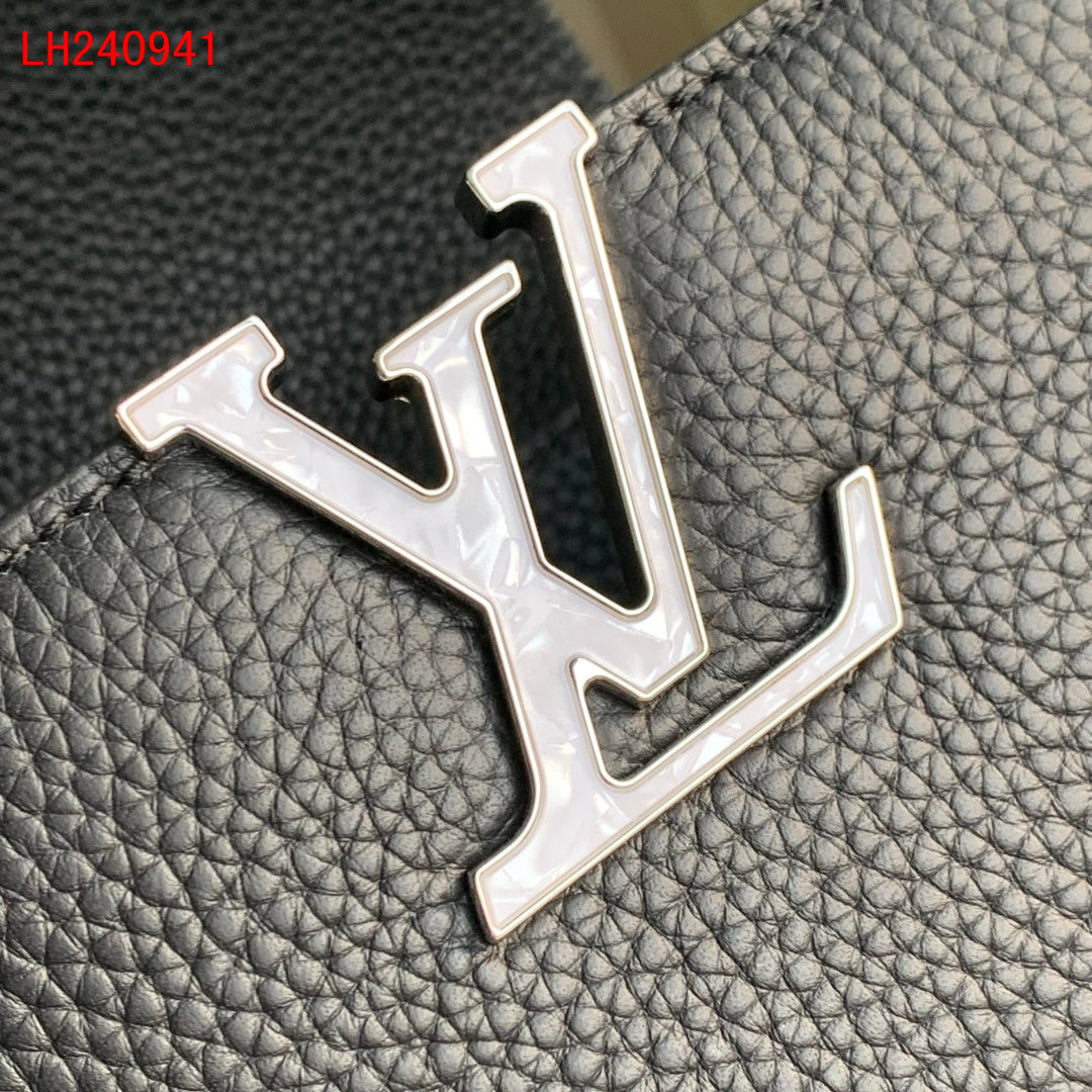 Louis Vuitton Capucines MM Taurillon leather