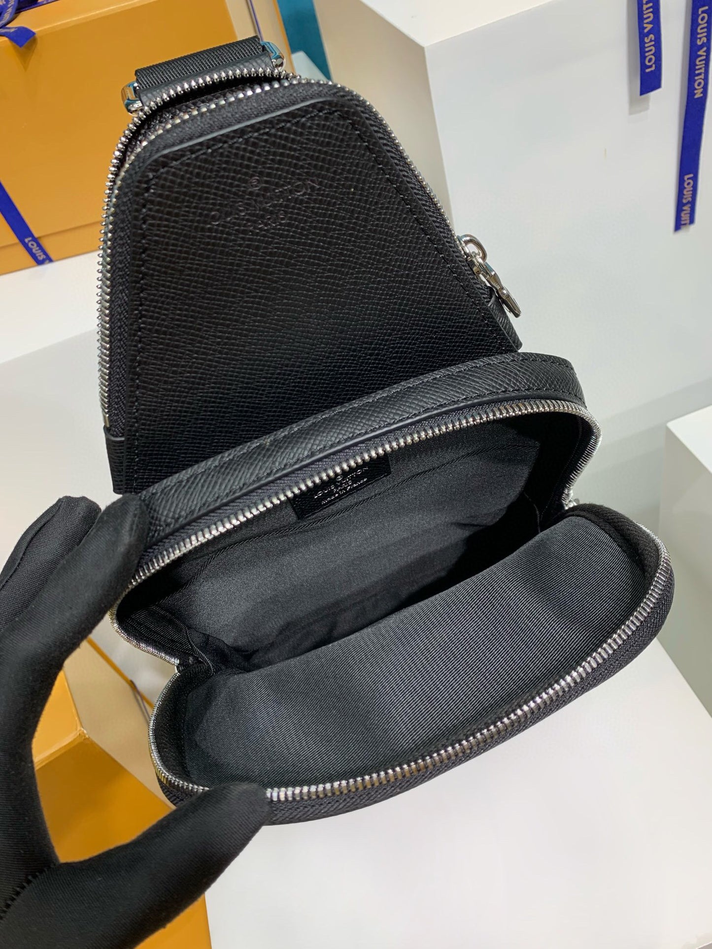 Louis Vuitton AVENUE SLINGBAG