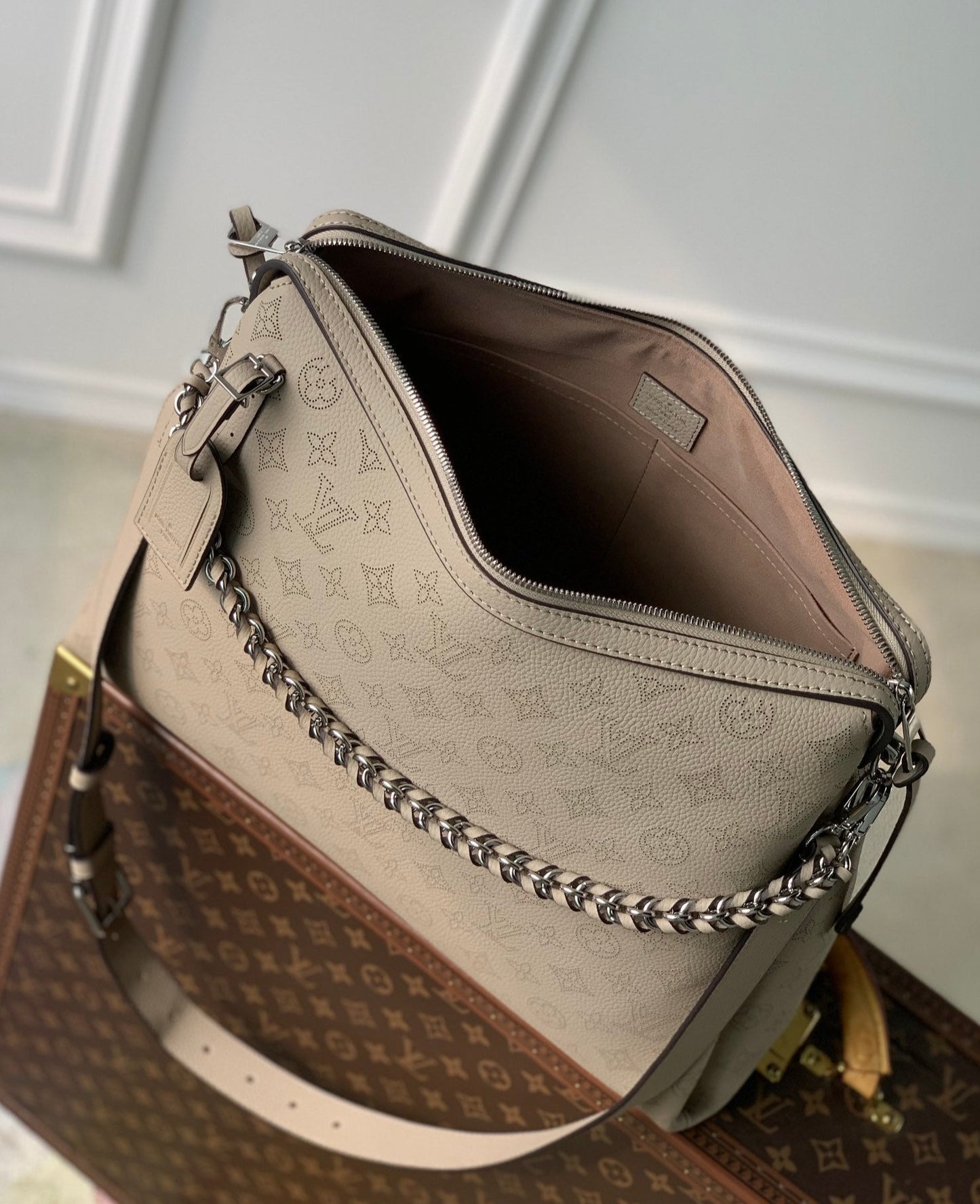 Louis Vuitton Hand It All