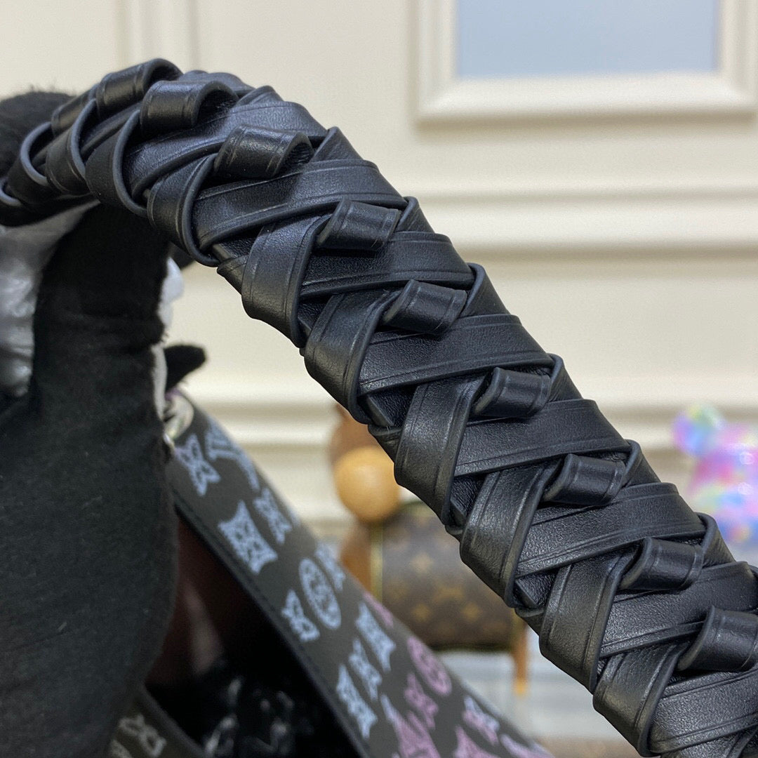 Louis Vuitton Carmel Hobo Mahina Leather