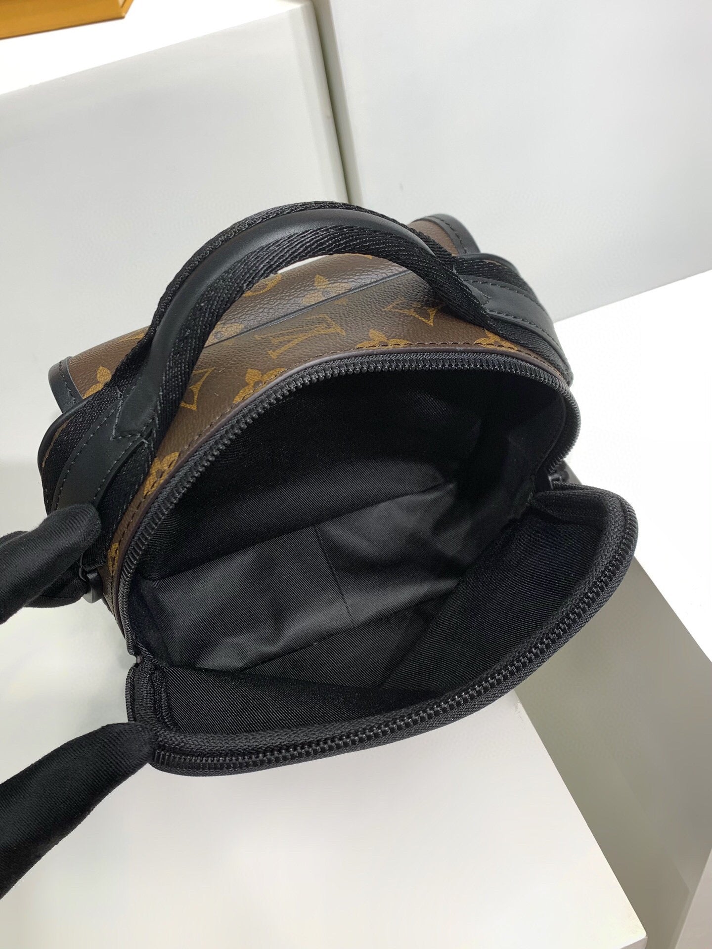 Louis Vuitton Quest Messenger monogram