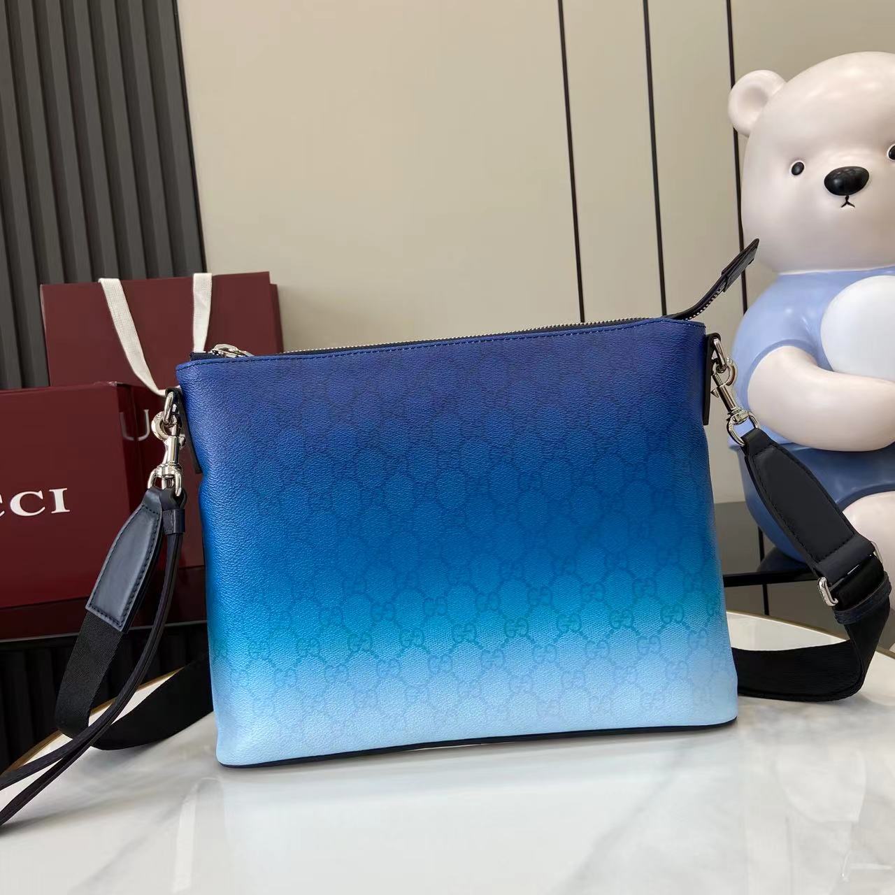 Gucci Men Chroma medium pouch