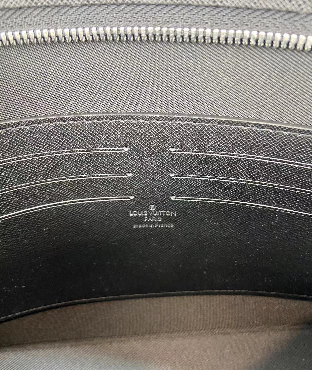 Louis Vuitton POCHETTE VOYAGE MM