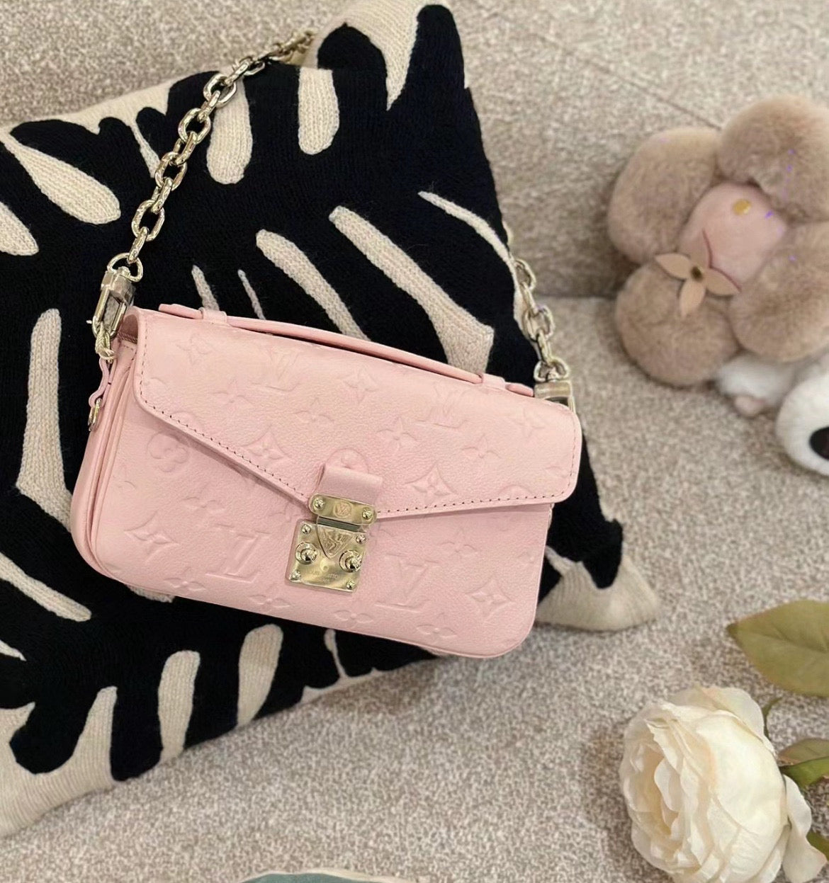 Louis Vuitton Pochette Métis East West