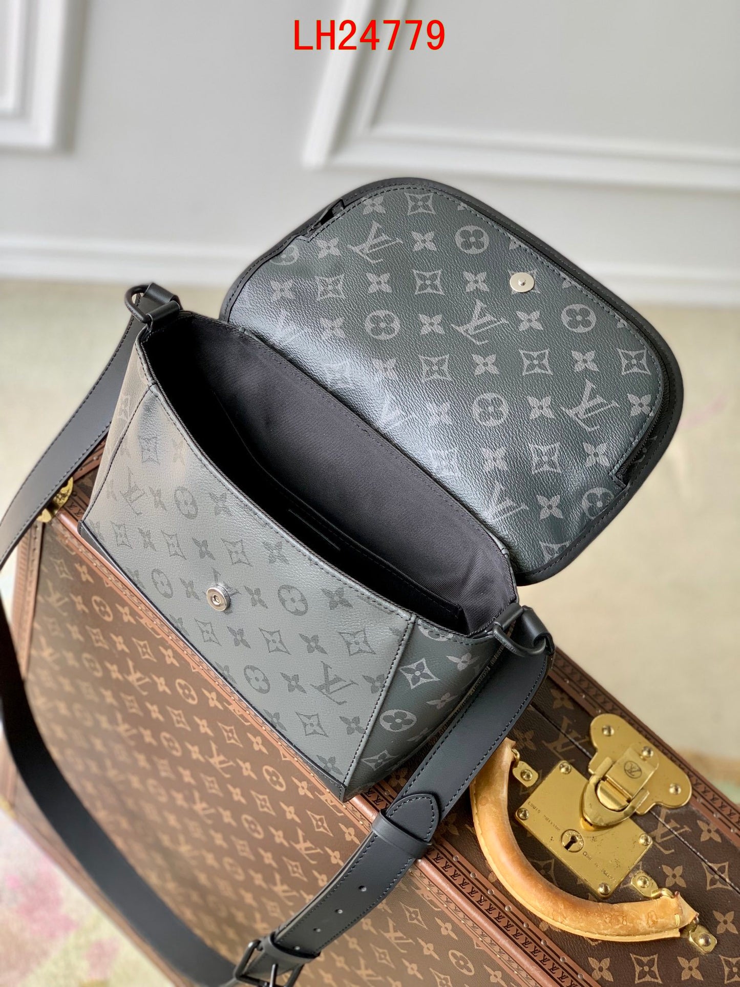 Louis Vuitton Pulse MM Messenger monogram
