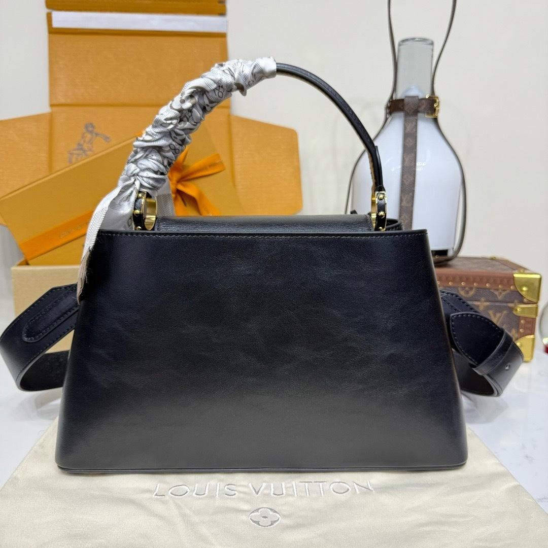 Louis Vuitton CAPUCINES SOUPLE MM