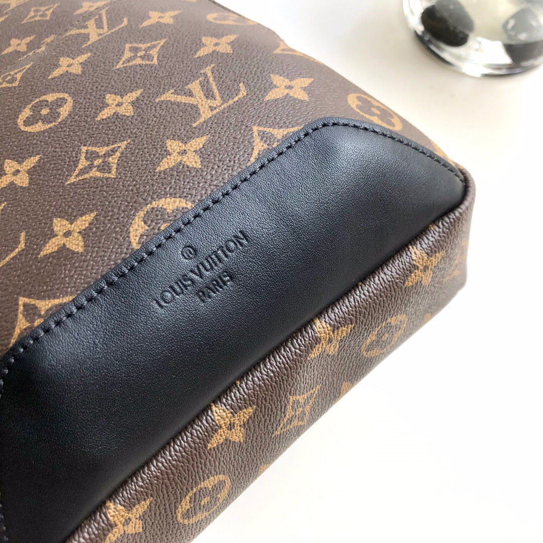 Louis Vuitton AVENUE SLING BAG