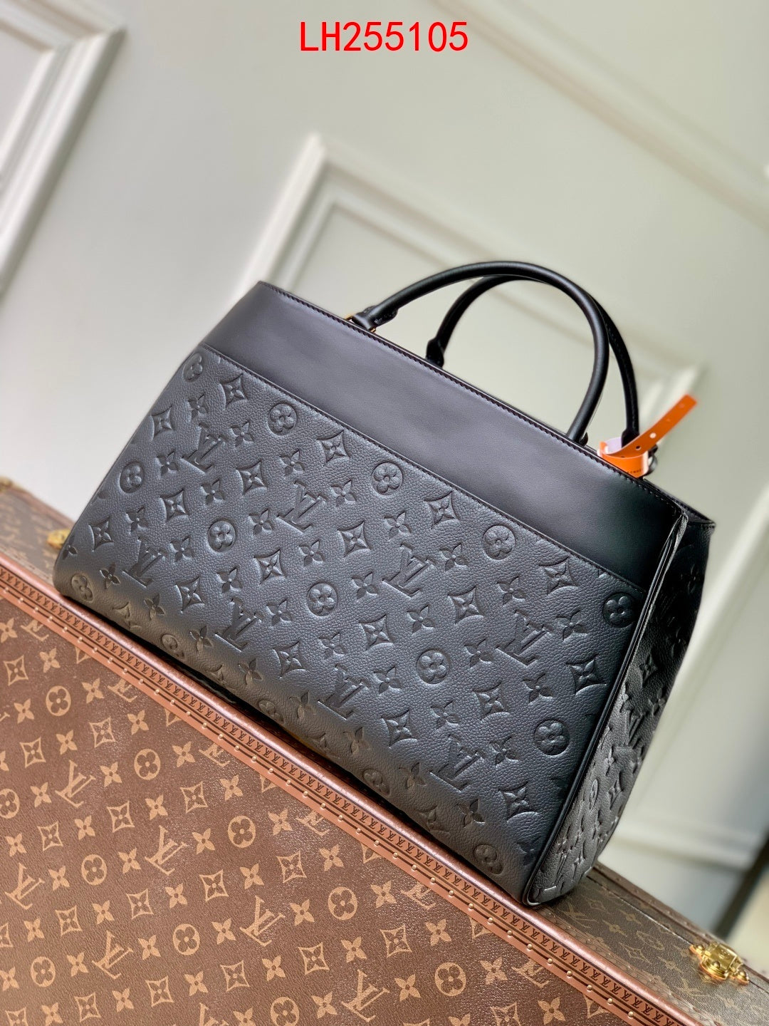 Louis Vuitton Avenue MM bag