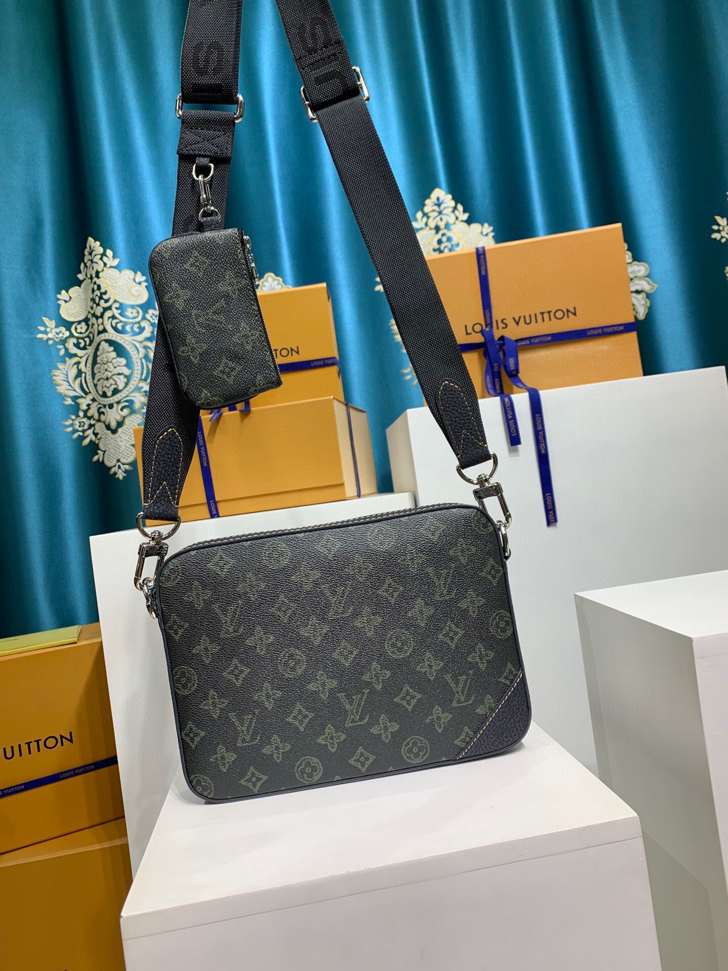 Louis Vuitton Trio Messenger bag