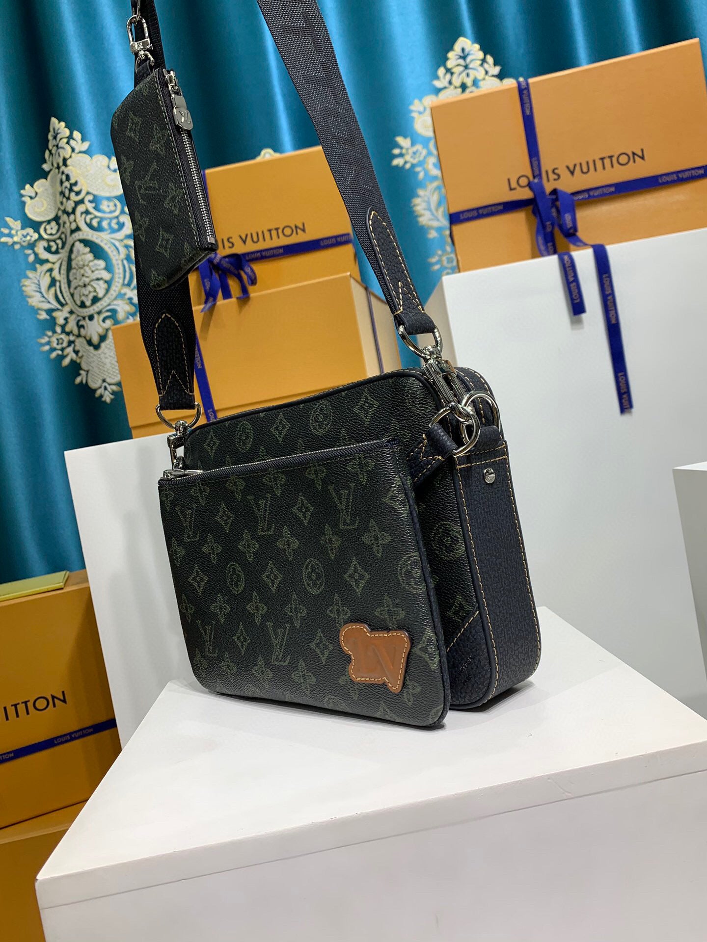 Louis Vuitton Trio Messenger bag