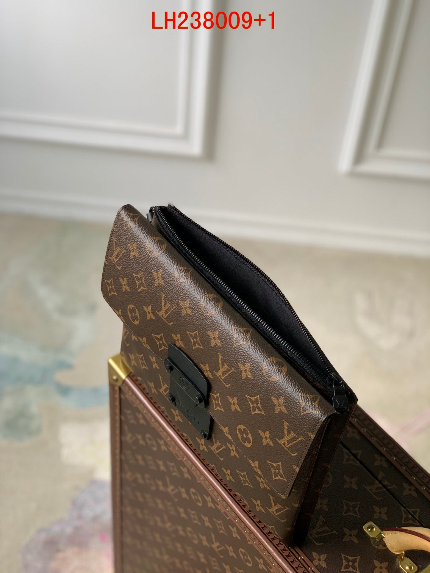 Louis Vuitton Pochette S-Lock