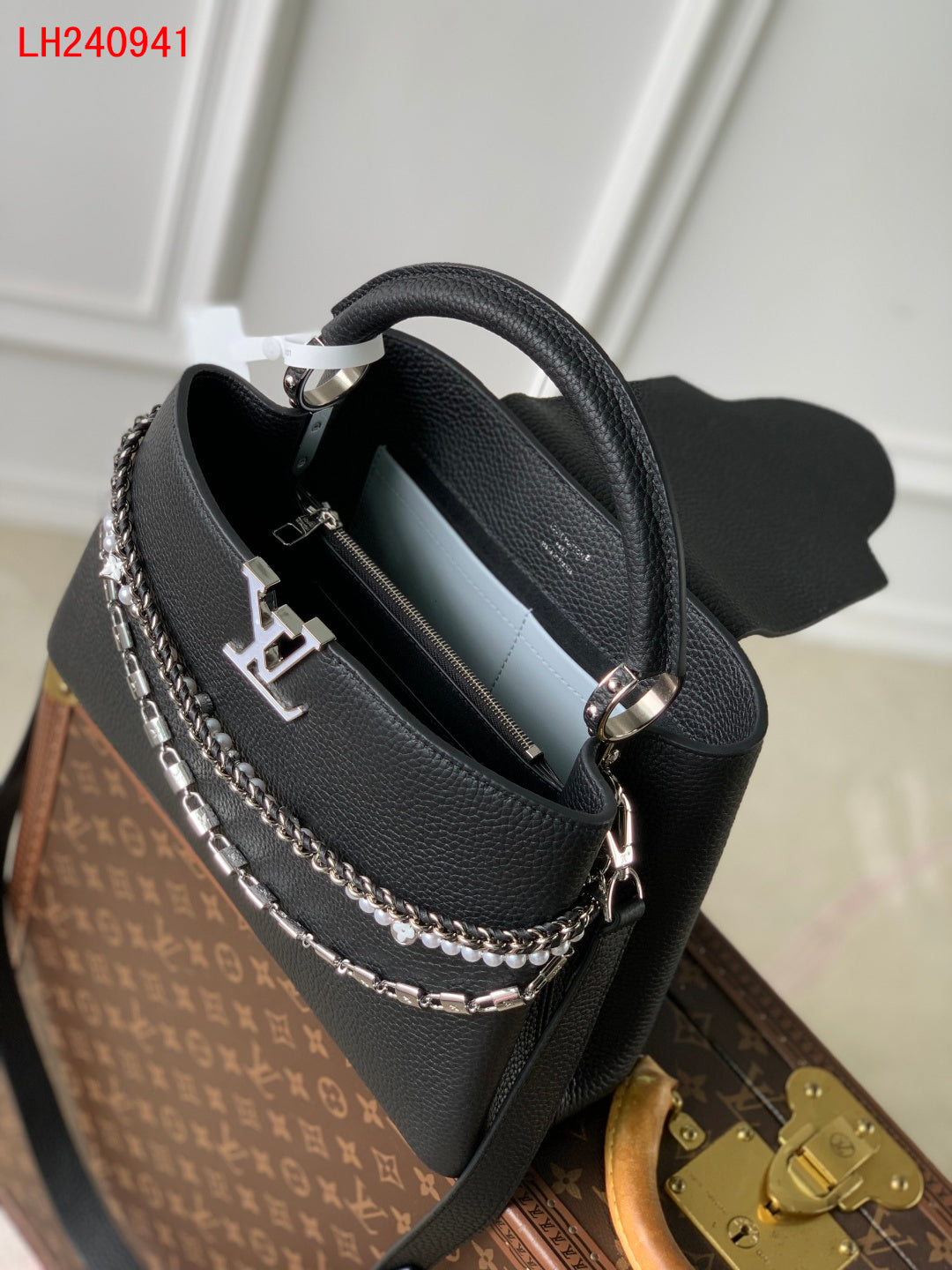 Louis Vuitton Capucines MM Taurillon leather