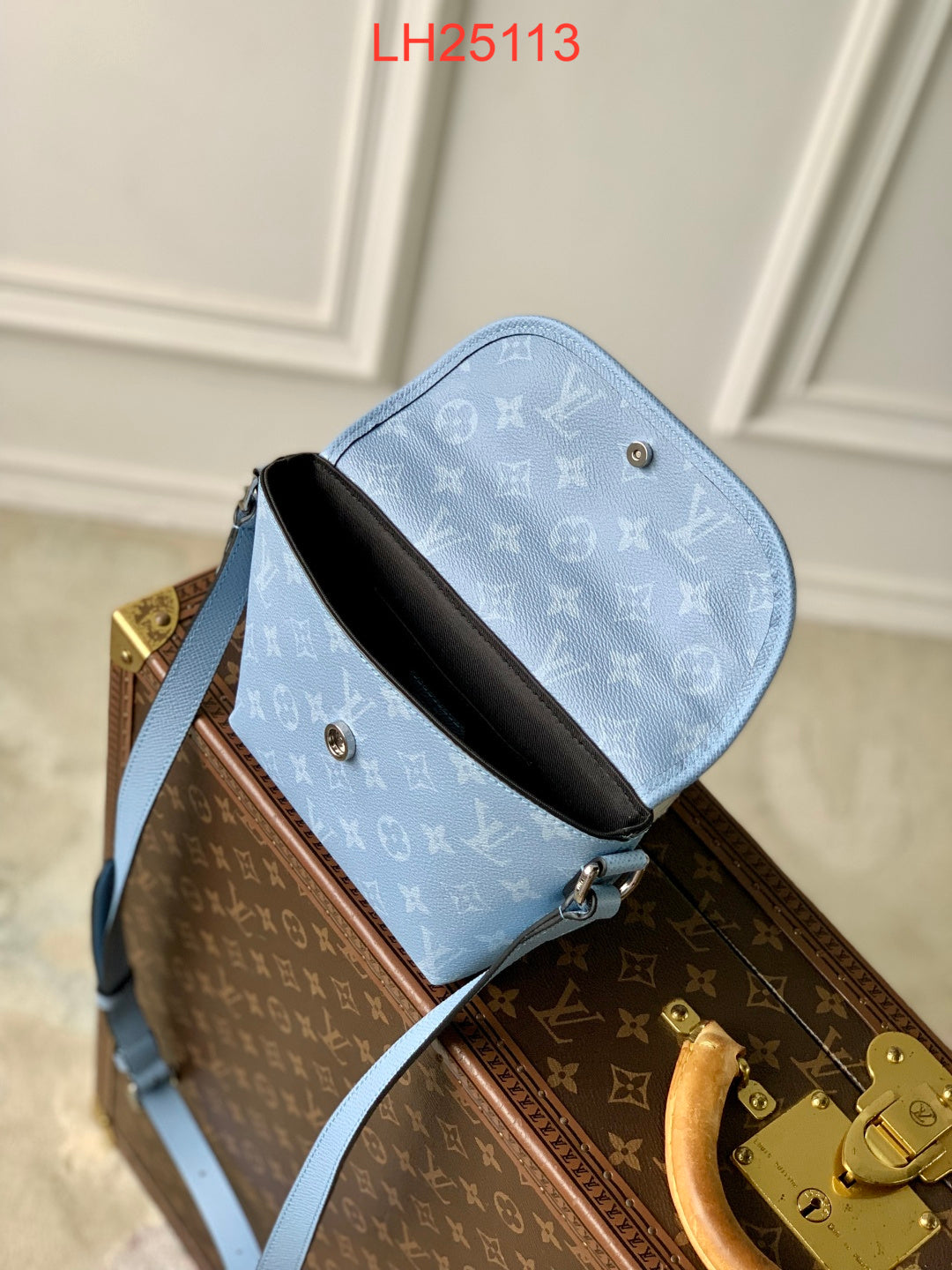 Louis Vuitton Pulse Wearable Wallet Taiga leather