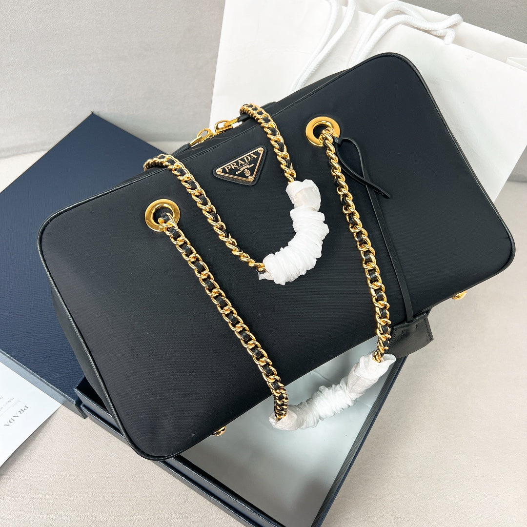 Prada Re-Edition 1978 large Re-Nylon and Saffiano